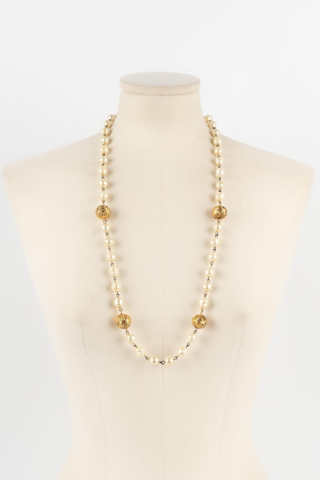 Chanel - (Made in France) Sautoir with costume pearls and golden metal spheres. 1985 Collection.

Additional information:
Condition: Good condition
Dimensions: Length: 80 cm
Period: 20th Century

Seller Reference: CB182
