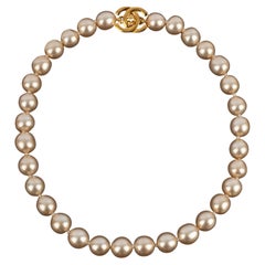Collana di perle Chanel "turnlock" 1996