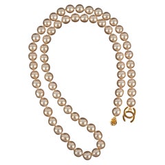 Chanel Perlenkette 'turnlock' von Karl Lagerfeld Frühjahr-Sommer 1996