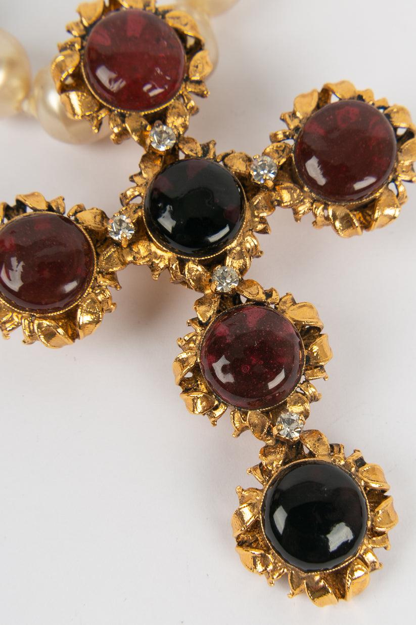 Chanel Collier de perles avec pendentif croix en vente 6