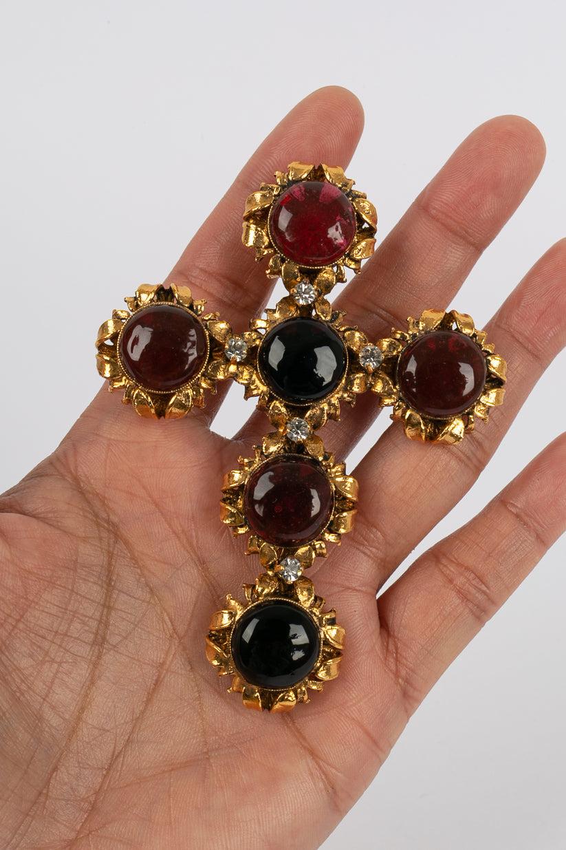 Chanel Collier de perles avec pendentif croix en vente 7