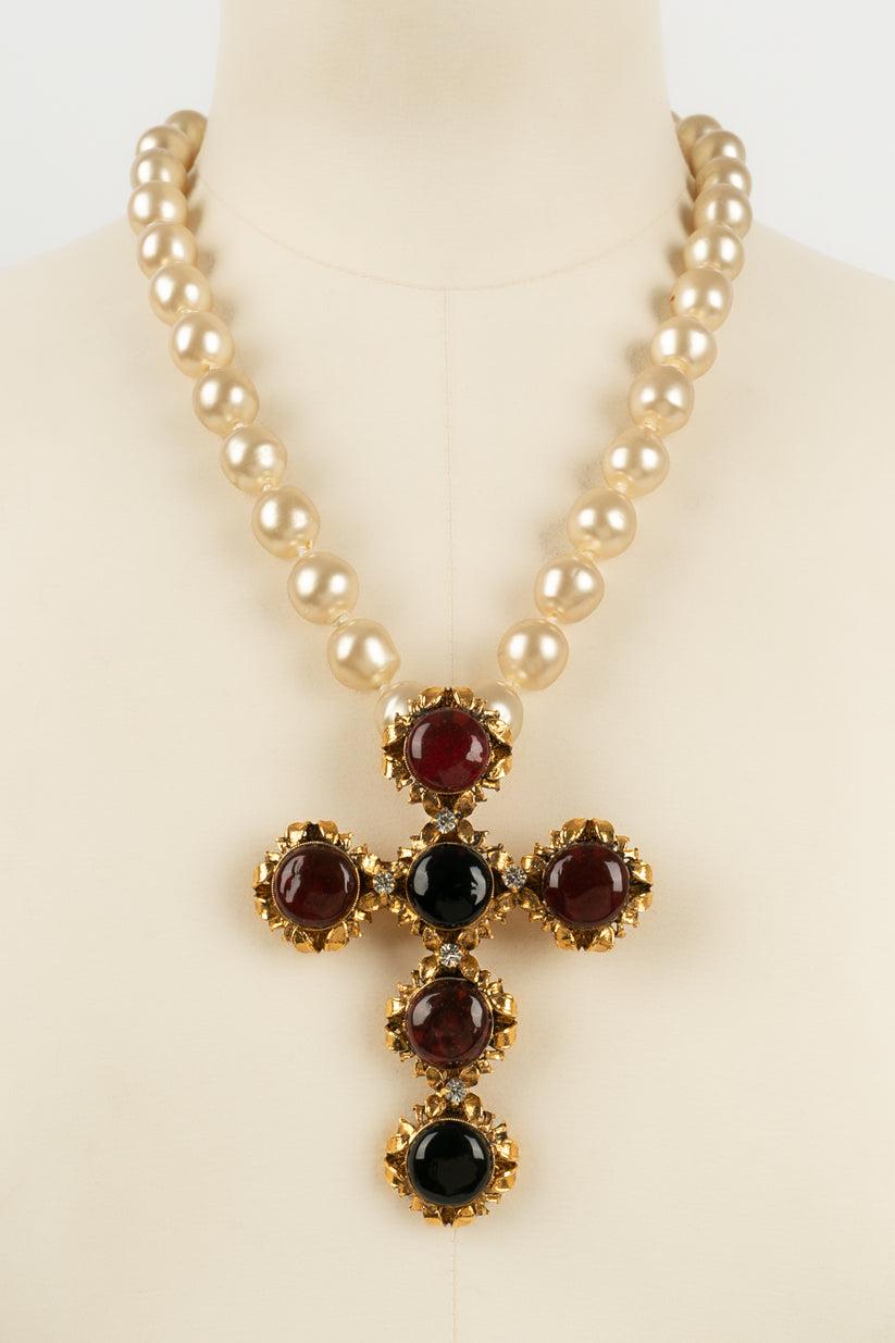 Chanel Pearl Necklace with Cross Pendant In Excellent Condition For Sale In SAINT-OUEN-SUR-SEINE, FR