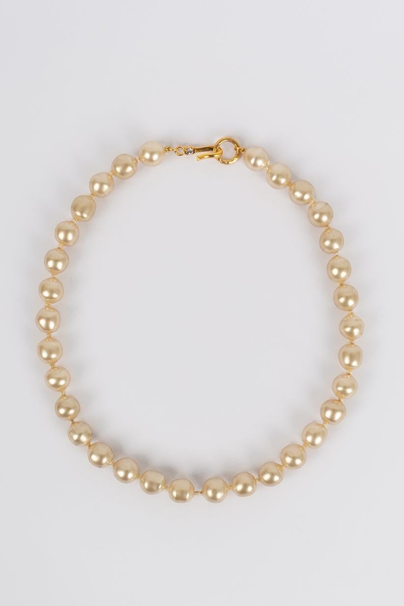 Chanel Collier de perles avec pendentif croix en vente 1