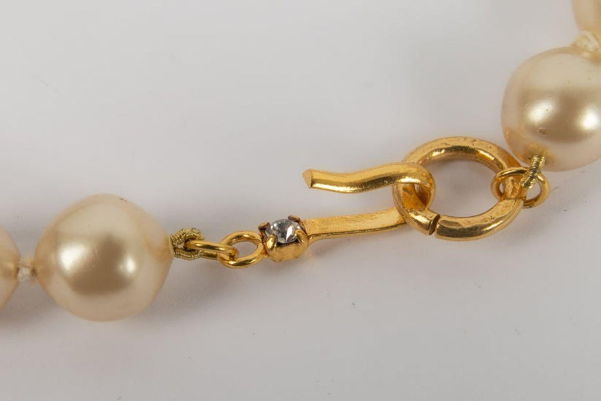 Chanel Collier de perles avec pendentif croix en vente 2