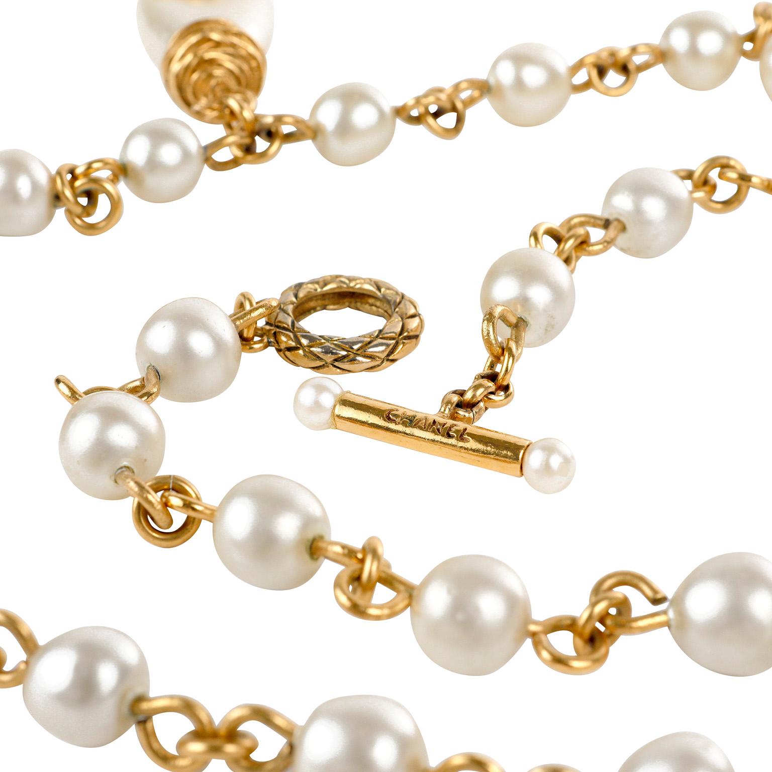 Chanel Collier de perles avec grand breloque CC en perles Bon état - En vente à Palm Beach, FL