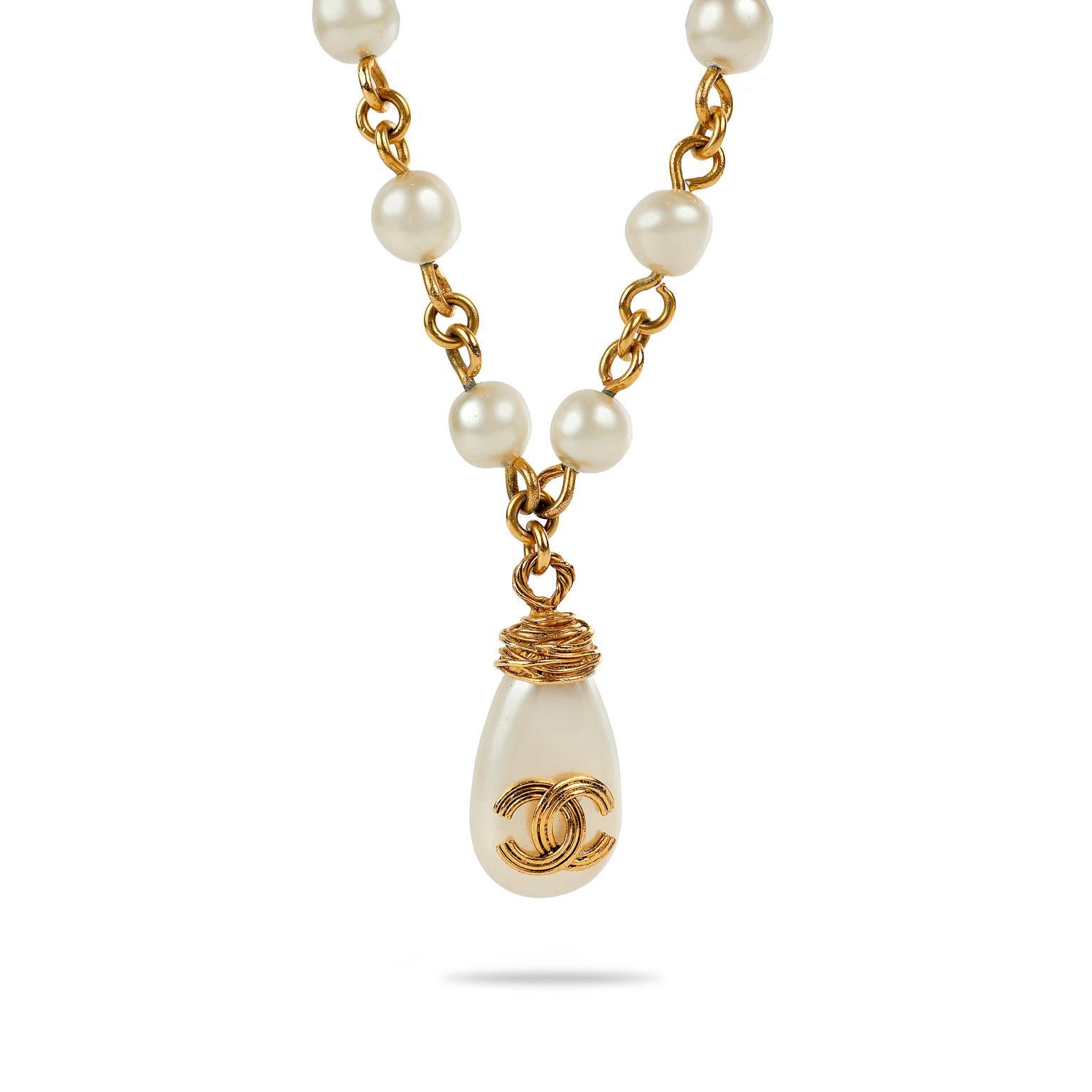 Chanel Collier de perles avec grand breloque CC en perles Pour femmes en vente