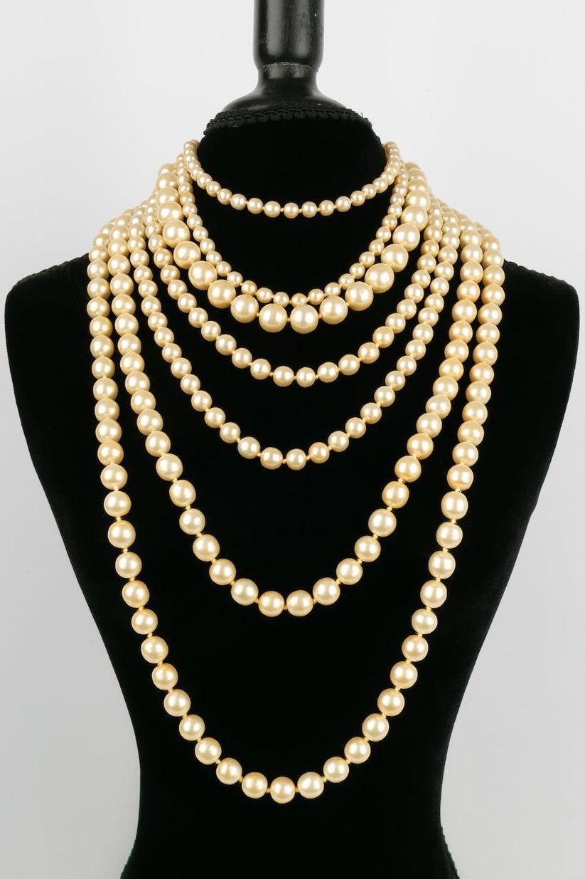 Chanel - (Made in France) Pearly pearl necklace with seven rows.

Additional information:
Dimensions: Length: from 43 cm to 46 cm
Condition: Very good condition
Seller Ref number: CB83