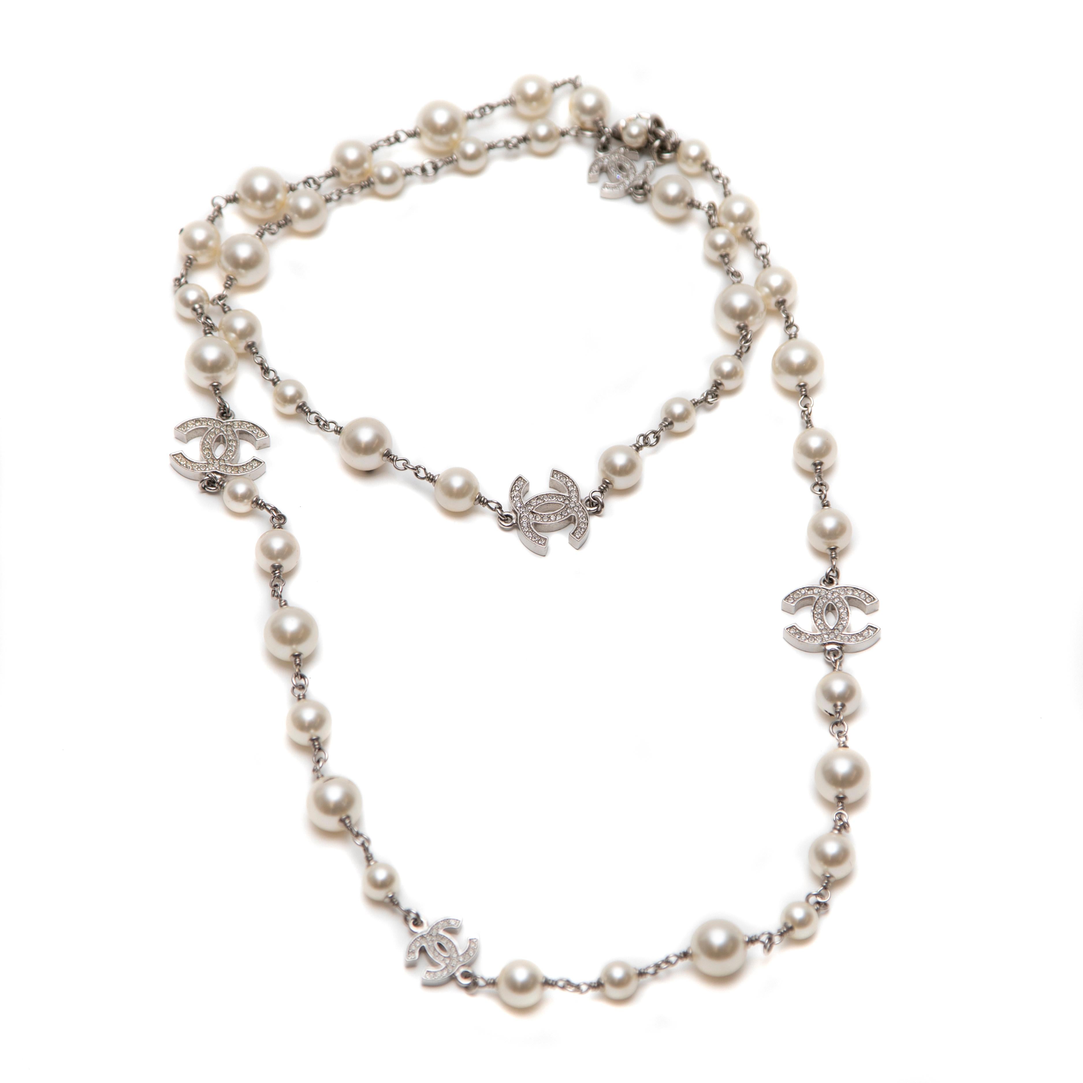 Chanel Pearl Necklace with Strass Crystal CC Pendants In Excellent Condition For Sale In West Hartford, CT