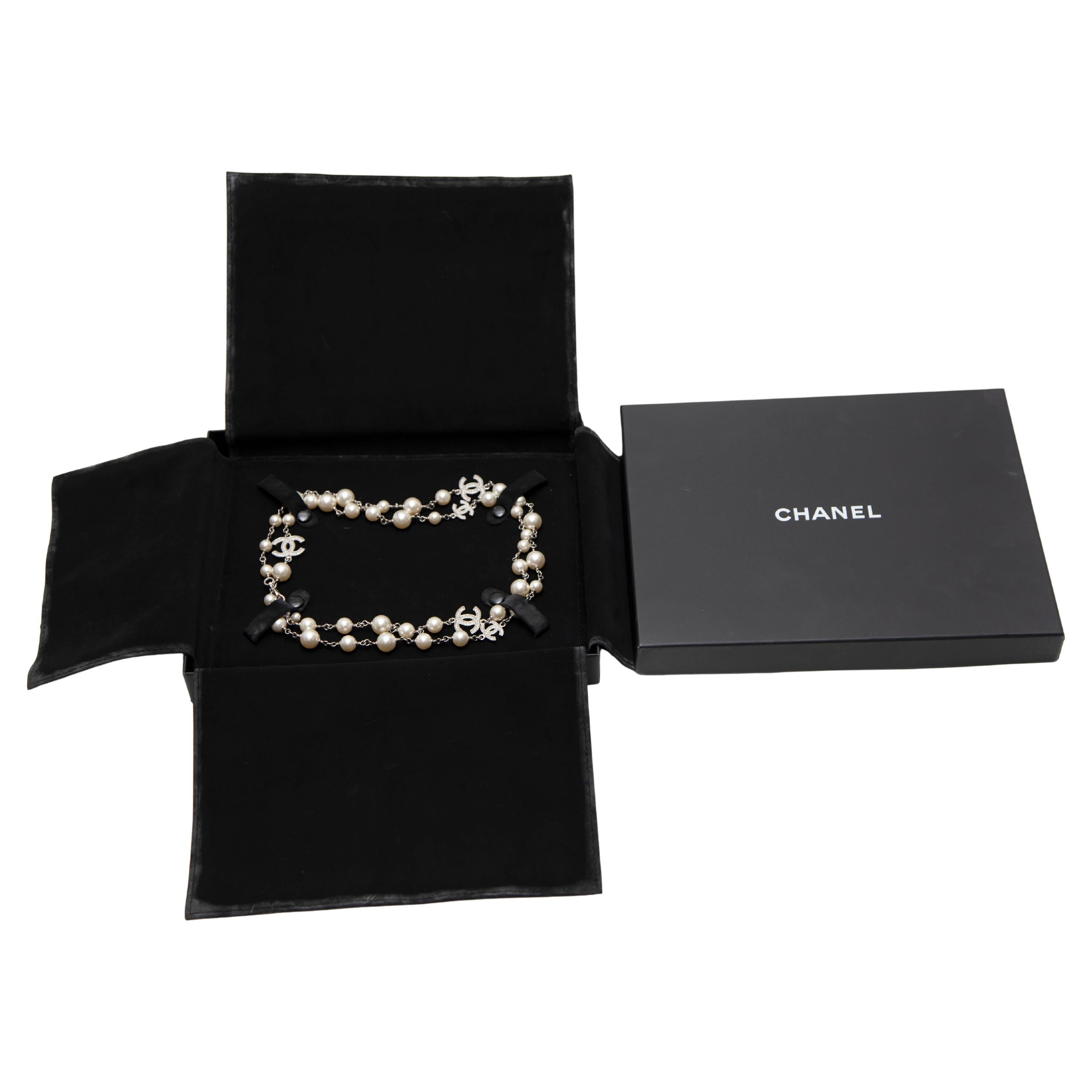 Chanel Collier de perles avec pendentifs CC en cristal