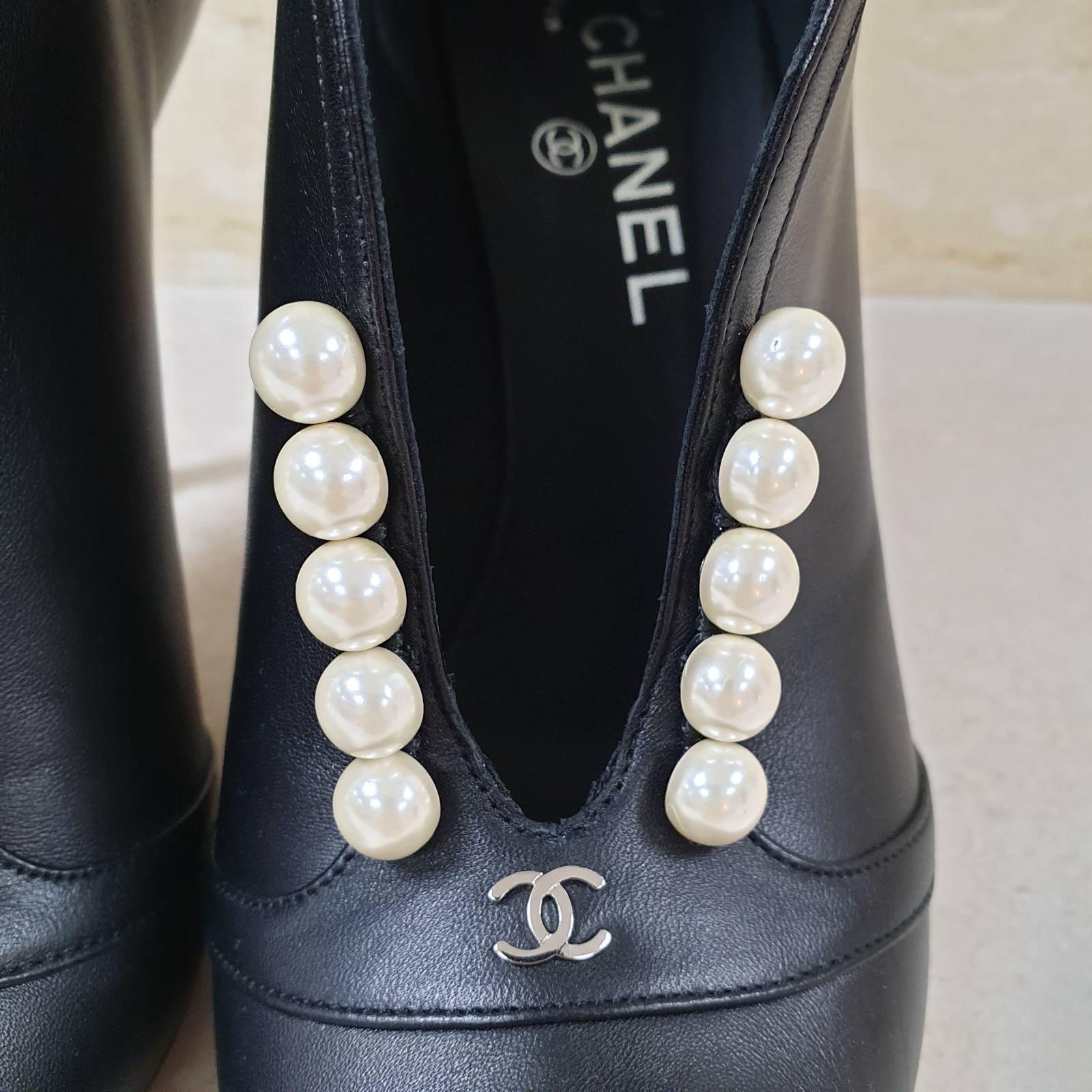 Stivaletti con punta aperta con perle di Chanel In condizioni ottime a Krakow, PL