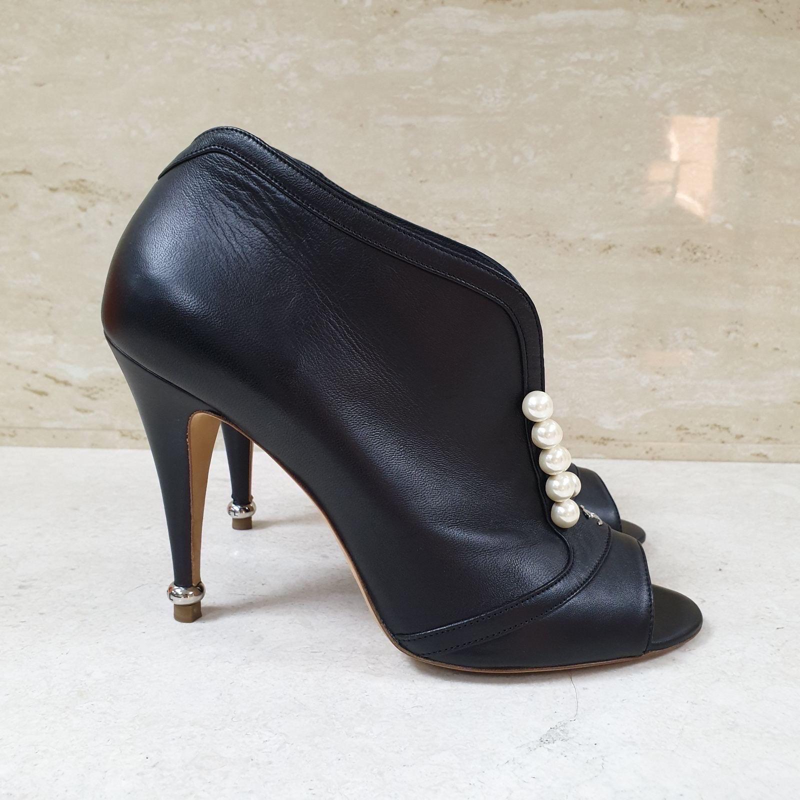 Donna Stivaletti con punta aperta con perle di Chanel