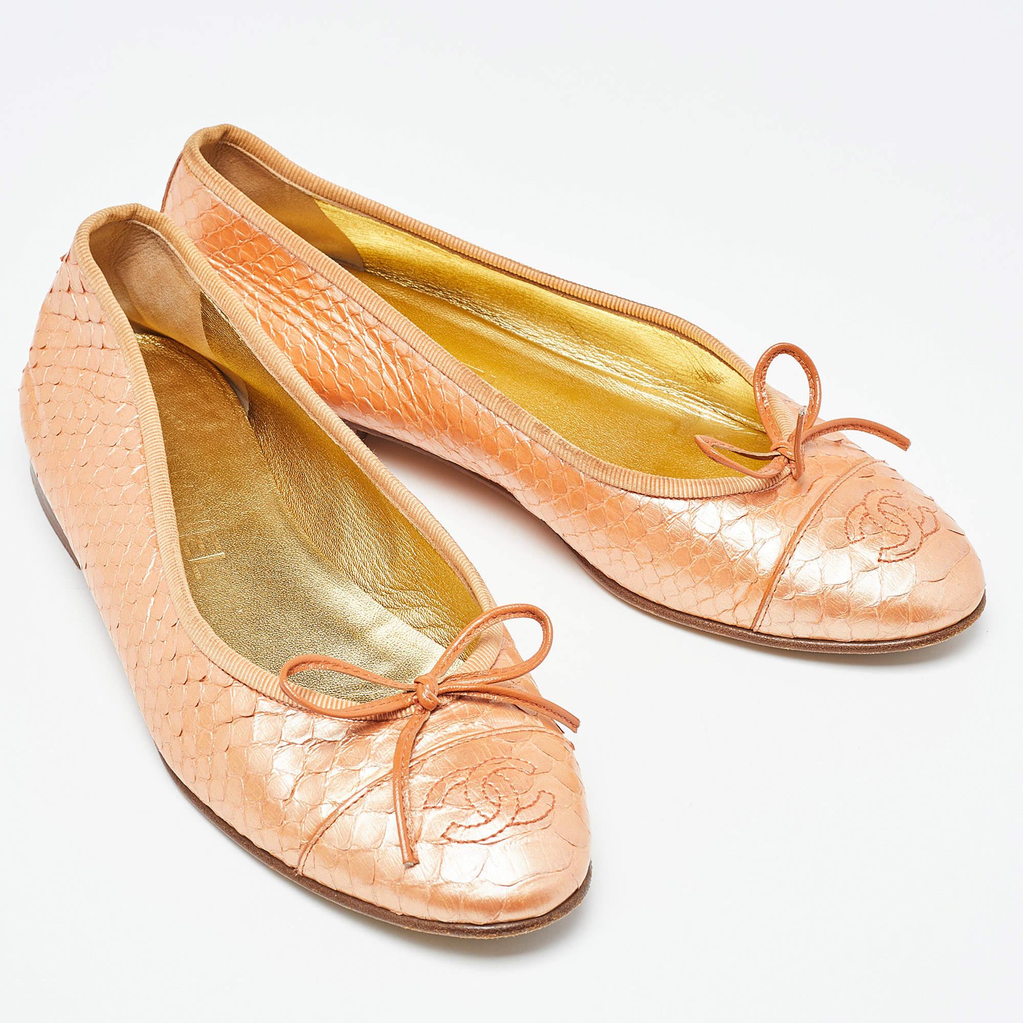 Chanel Pearl Orange Python CC Bow Ballet Flats Size 36.5 In Good Condition For Sale In Dubai, Al Qouz 2