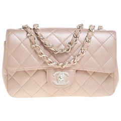 Chanel Sac à rabat extra mini classique en cuir matelassé perle