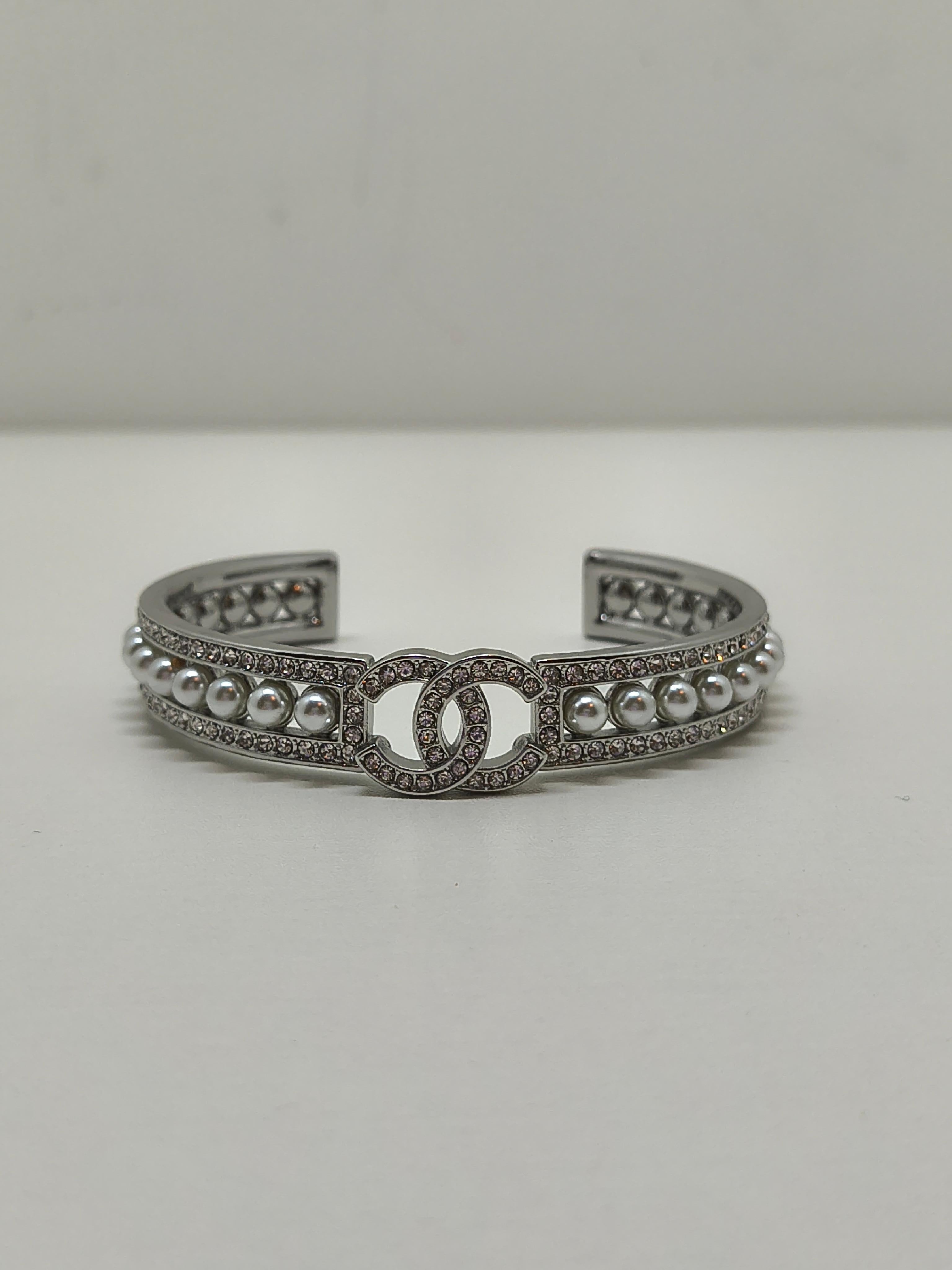 Chanel Perle & Strass CC Manschettenarmband (Zeitgenössisch) im Angebot