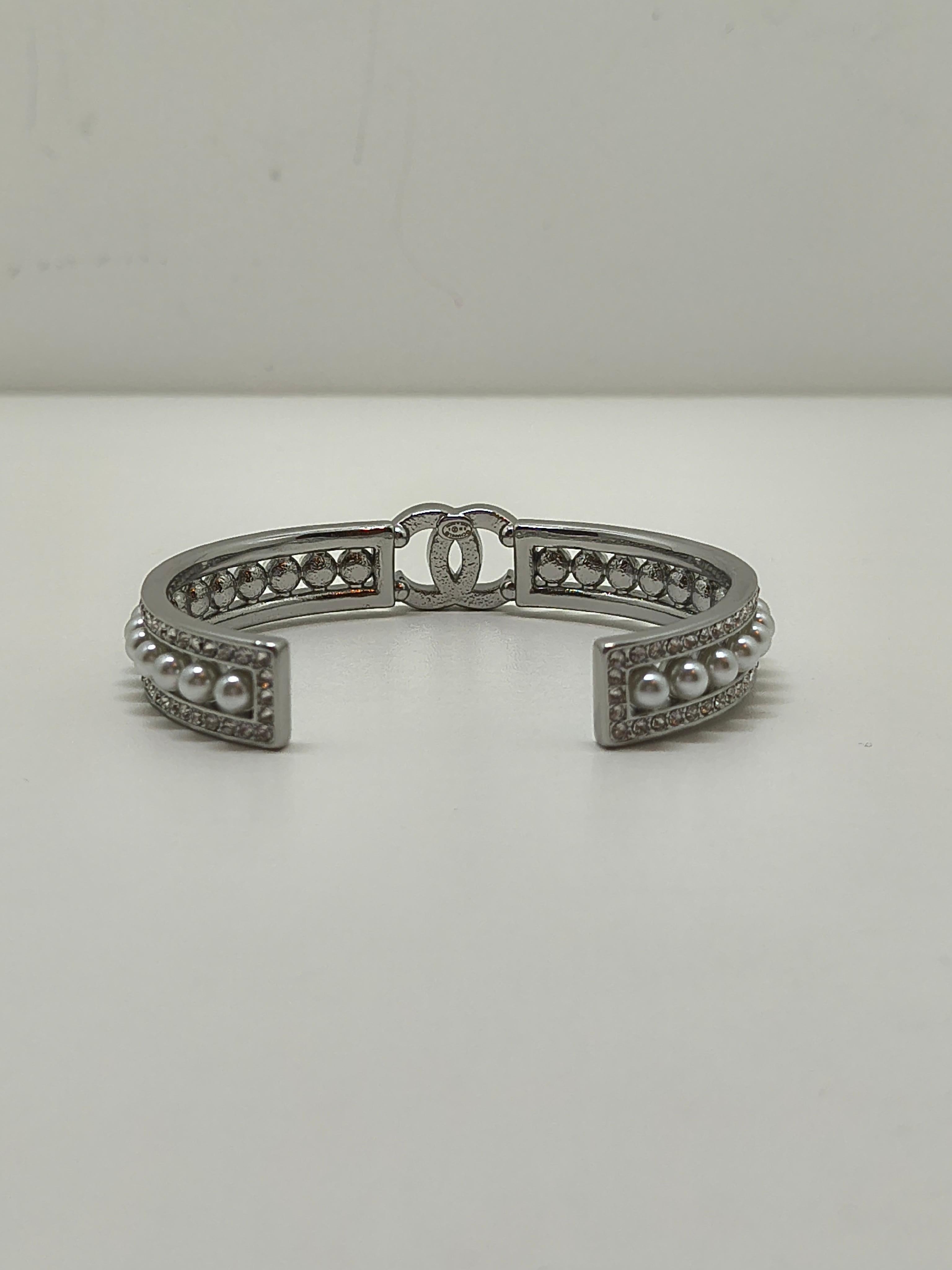 Chanel Perle & Strass CC Manschettenarmband im Zustand „Hervorragend“ im Angebot in PUTNEY, NSW