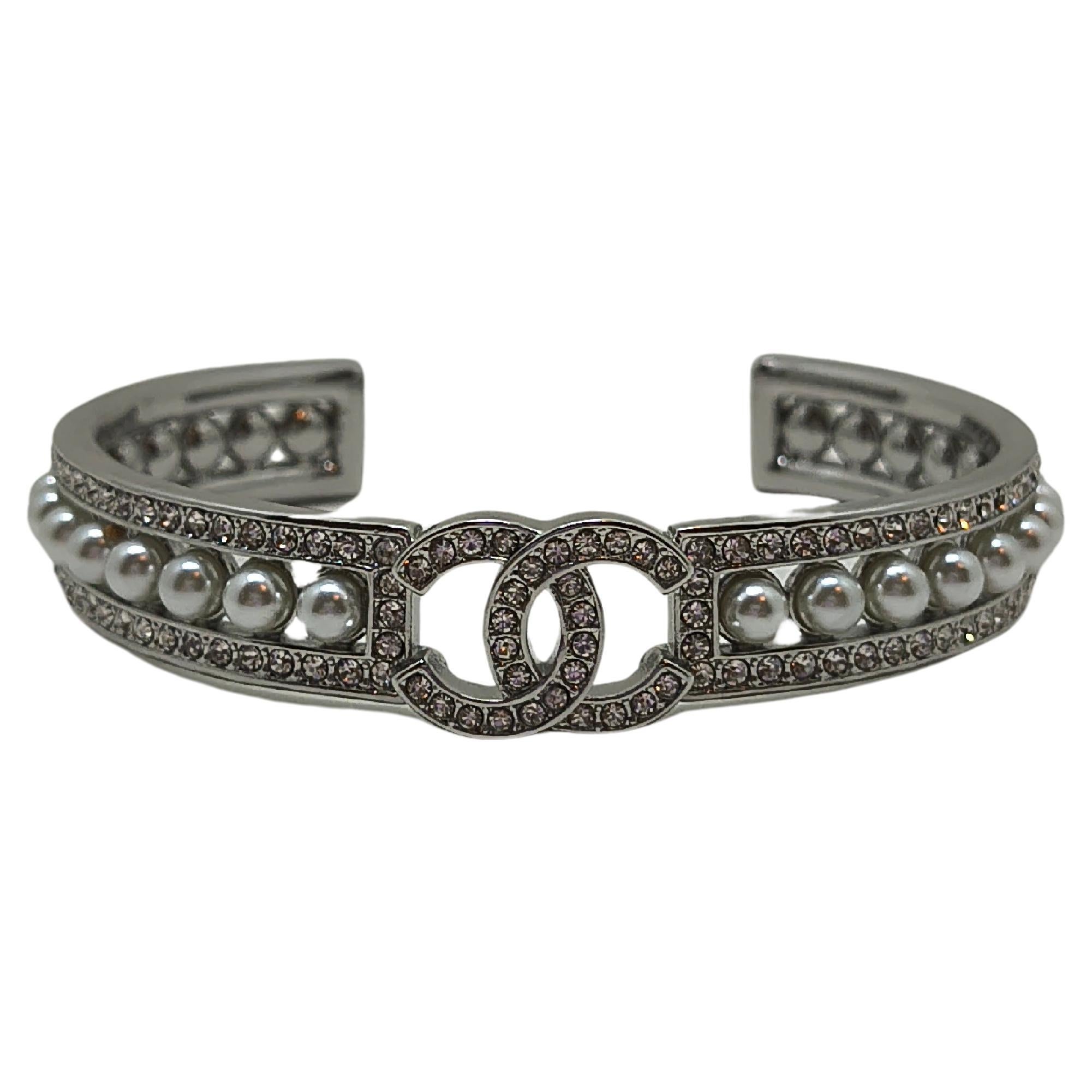Chanel Perle & Strass CC Manschettenarmband im Angebot