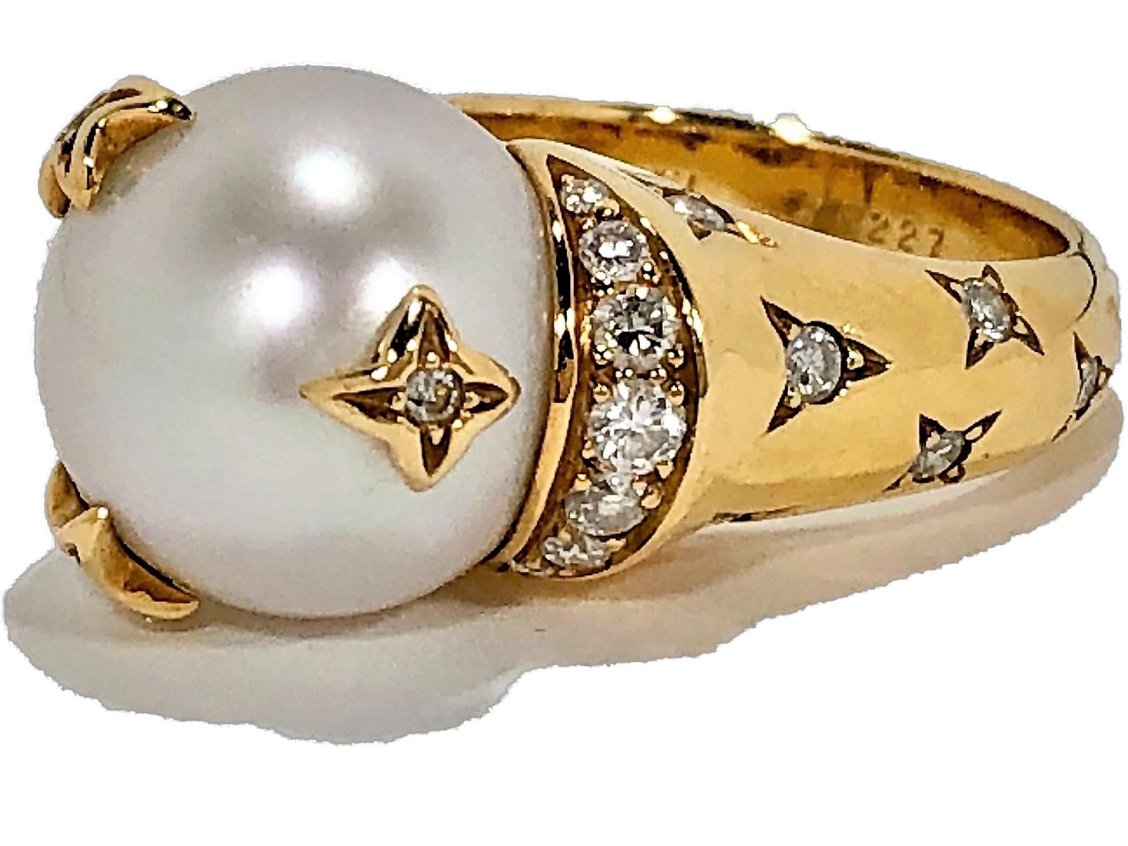 Chanel Pearl Ring with Diamond and Gold Stars In Good Condition In Palm Beach, FL