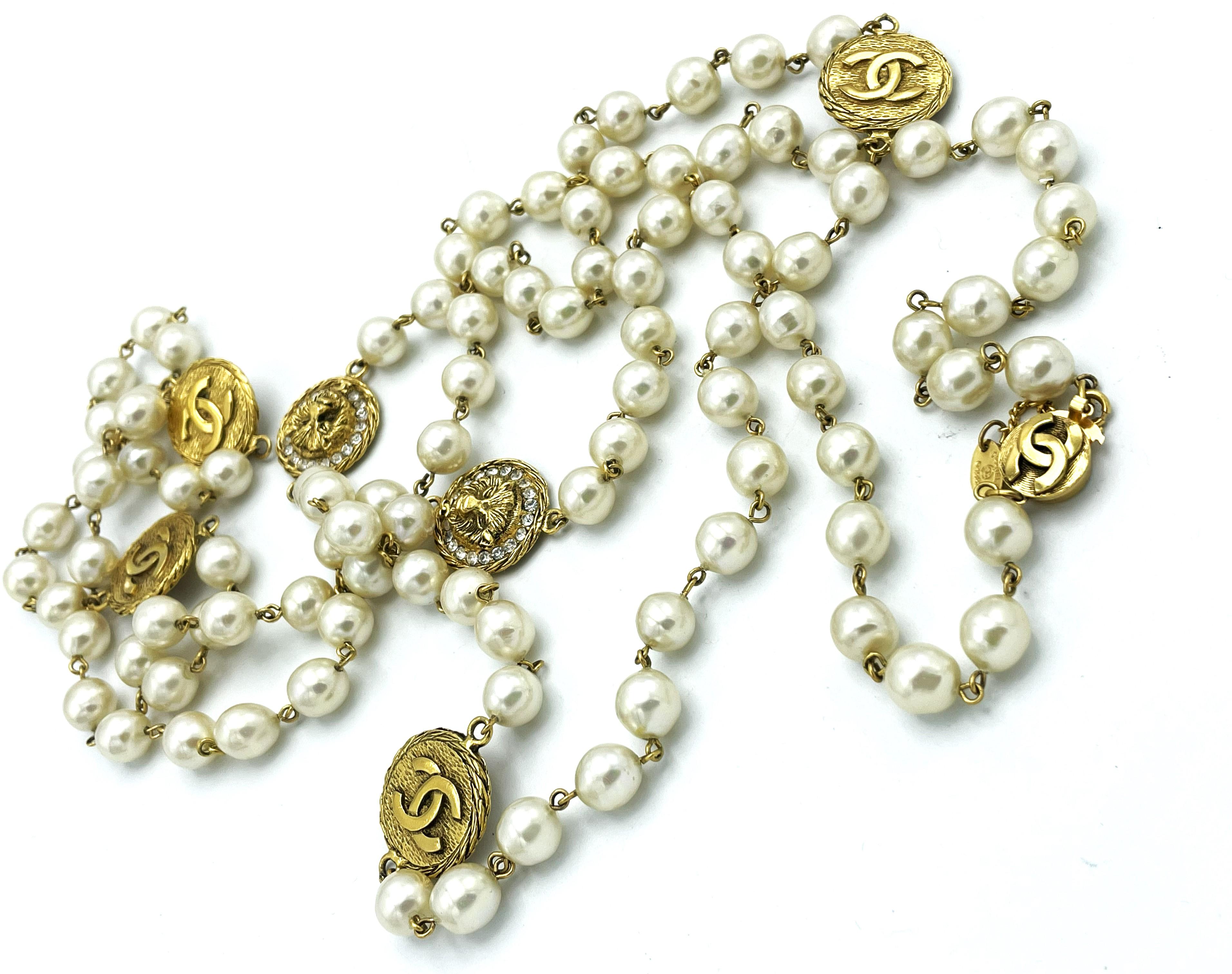 AUTOIR CHANEL PEARL, 6 pièces double face avec logos CC et têtes de lion, années 1982 en vente 7