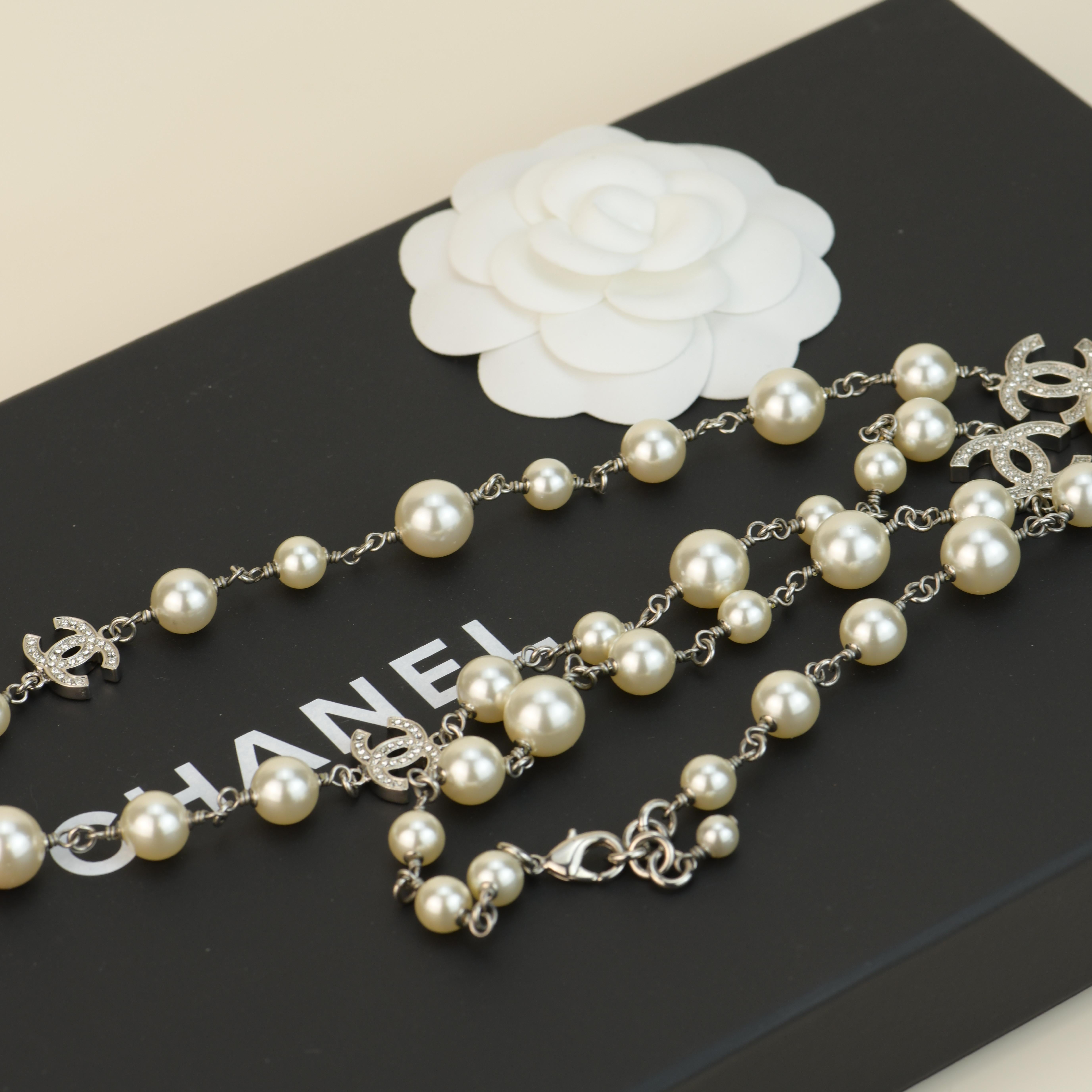 Chanel Pearl Sautoir Necklace with Five CC Logos In Excellent Condition In Banbury, GB