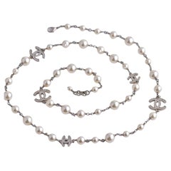 Chanel Perlen-Sautoir-Halskette mit fünf CC-Logos