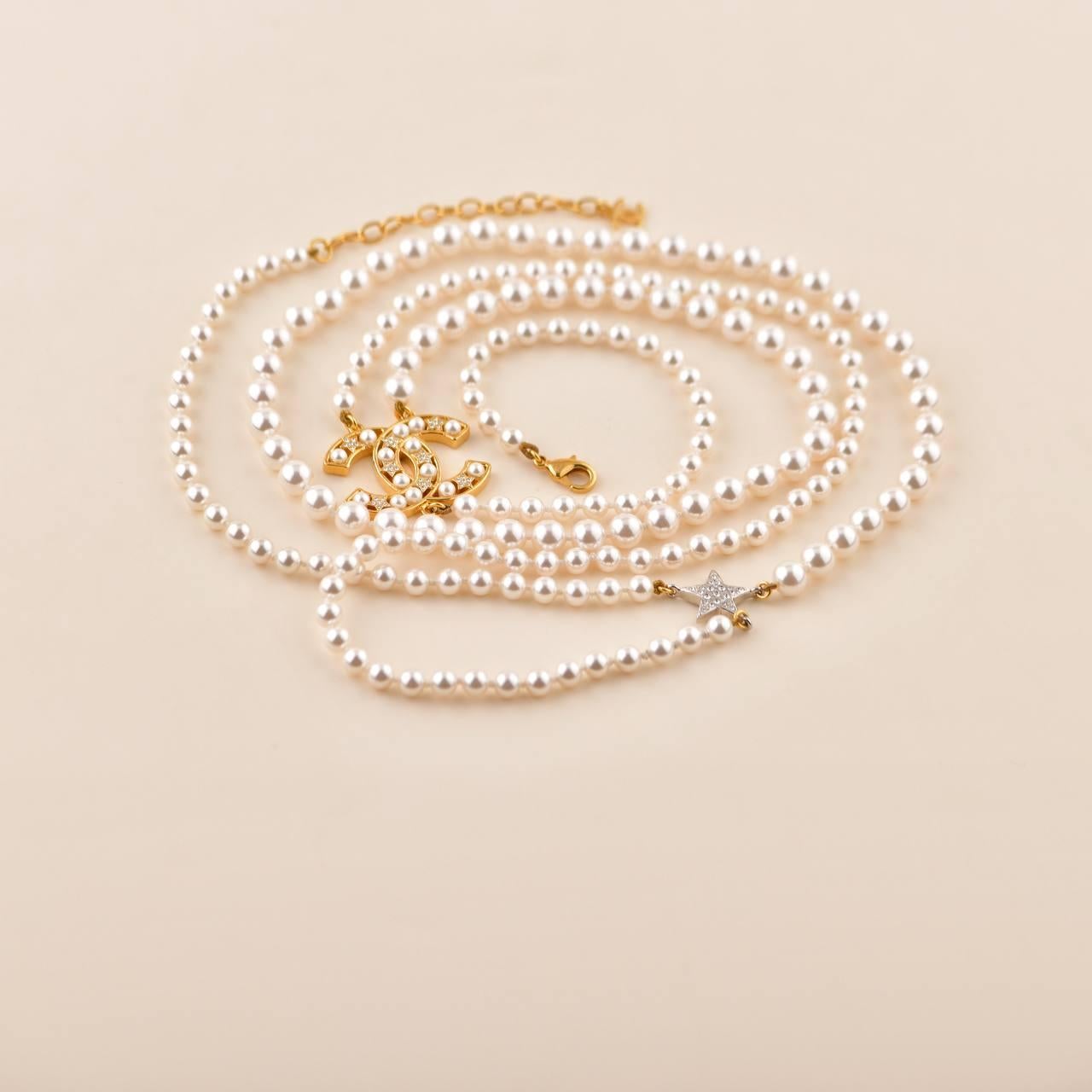 Chanel Perlen-Sautoir-Halskette mit großen CC-Logos (Ungeschliffen)