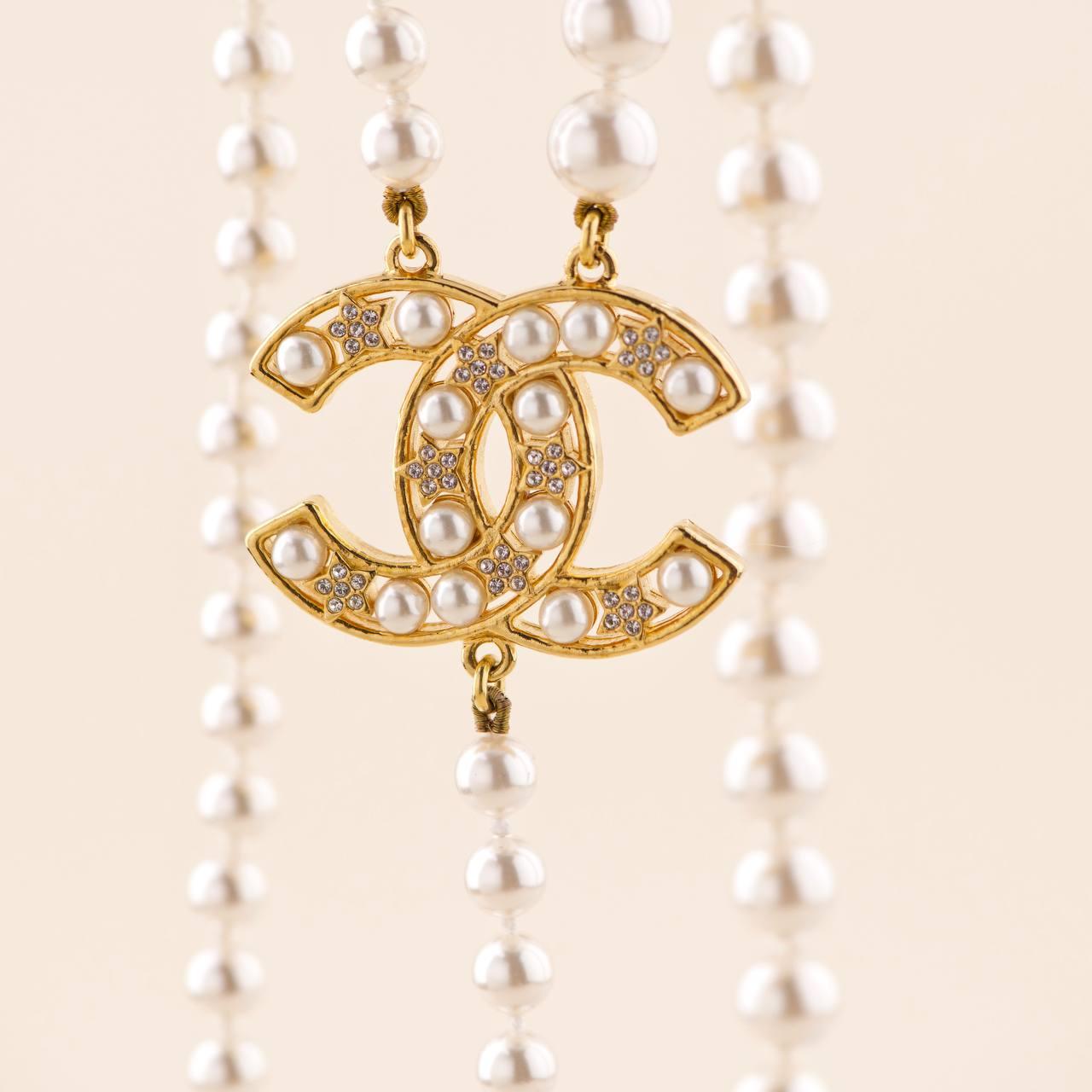 Chanel Perlen-Sautoir-Halskette mit großen CC-Logos im Zustand „Hervorragend“ in Banbury, GB