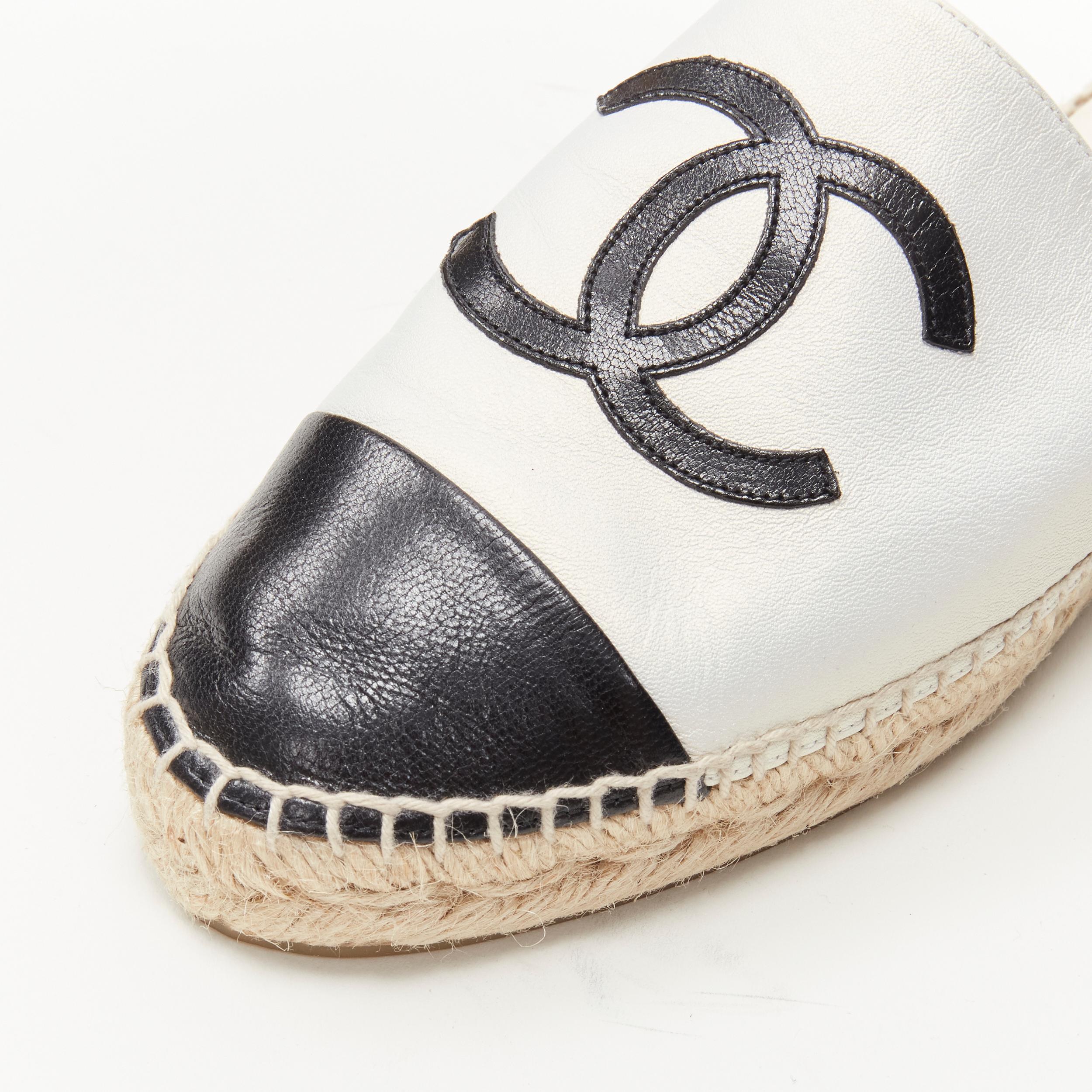 CHANEL pearl sheen white leather black CC toe cap espadrille jute sole mule EU38 In Excellent Condition In Hong Kong, NT