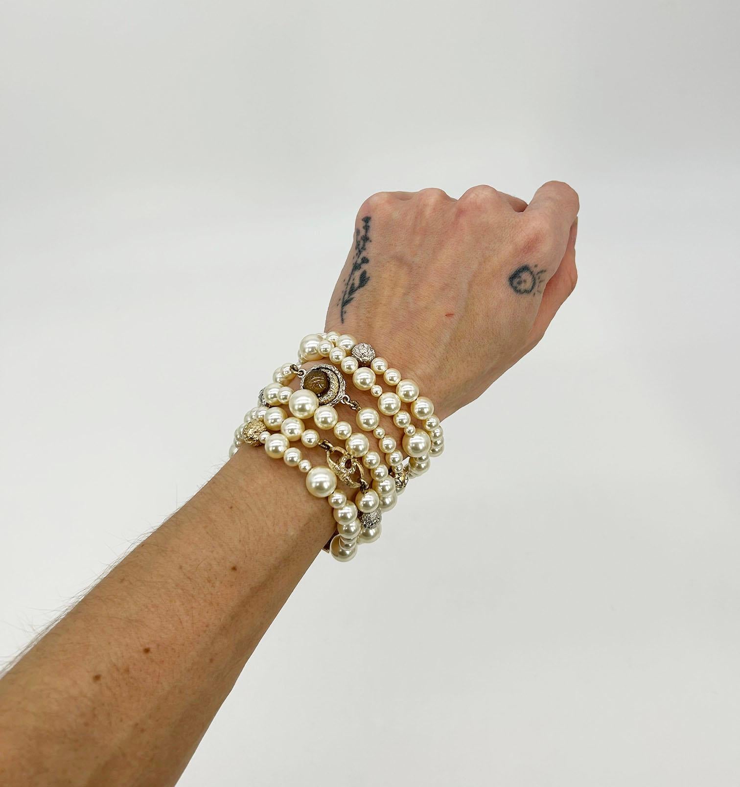 Chanel Perlenstrang-Charm-Armband im Angebot 7