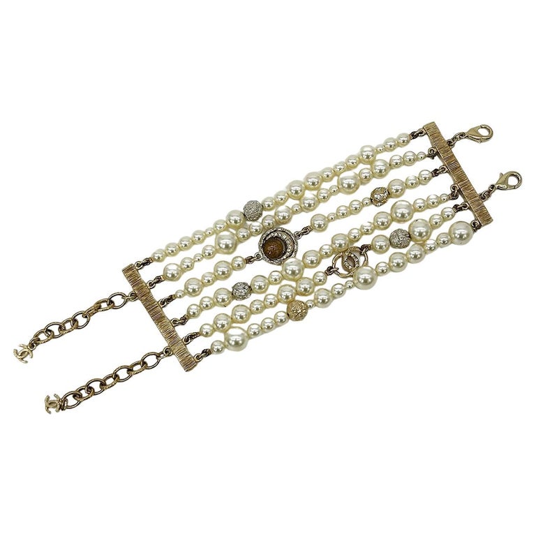 Bracciale Chanel con fili di perle e charme in vendita su 1stDibs