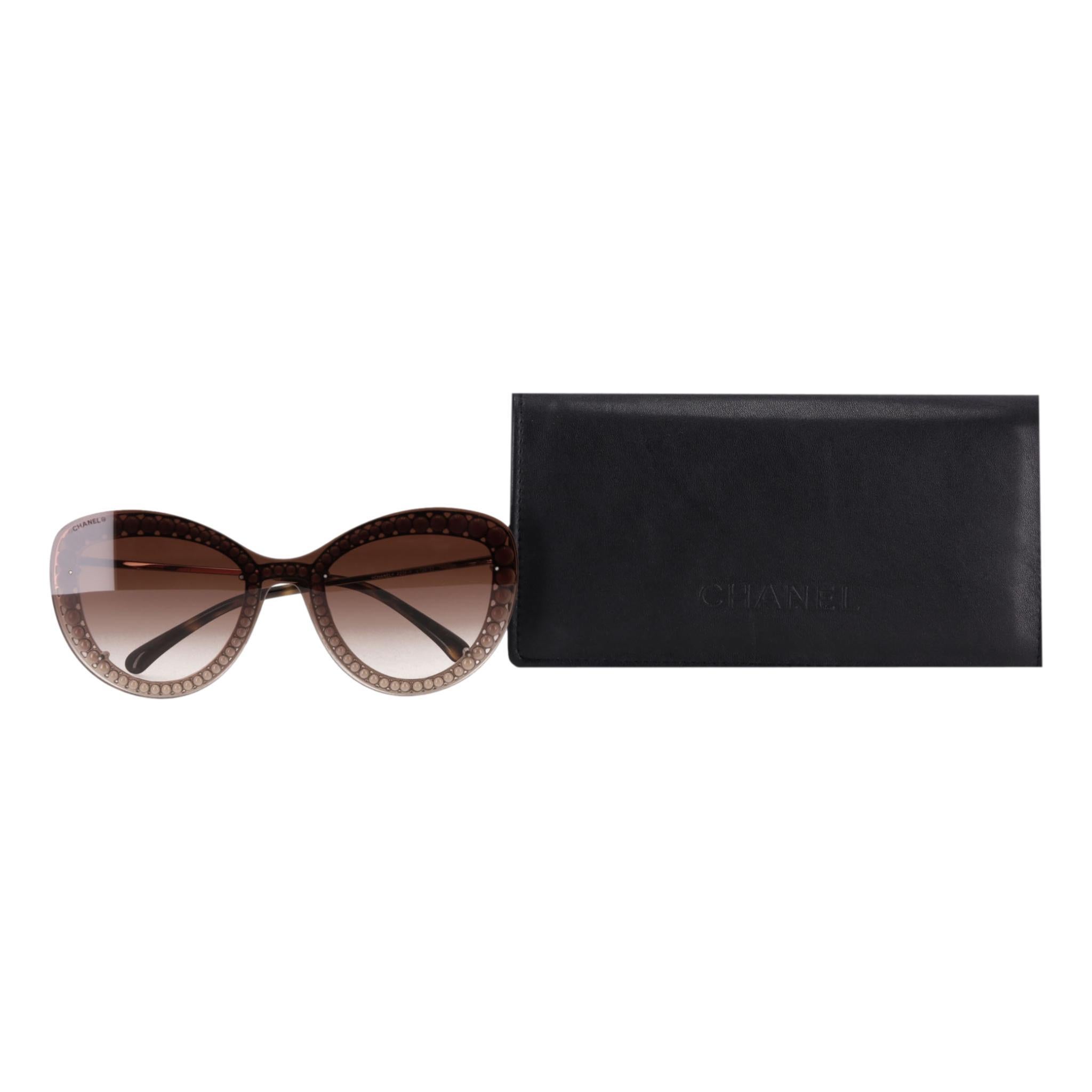 Chanel - Lunettes de soleil papillon ornées de perles

Lunettes de soleil à bouclier agrémentées d'une garniture intérieure en perle blanche.

Elles sont dotées de lentilles marron dégradées, de branches gravées du logo 