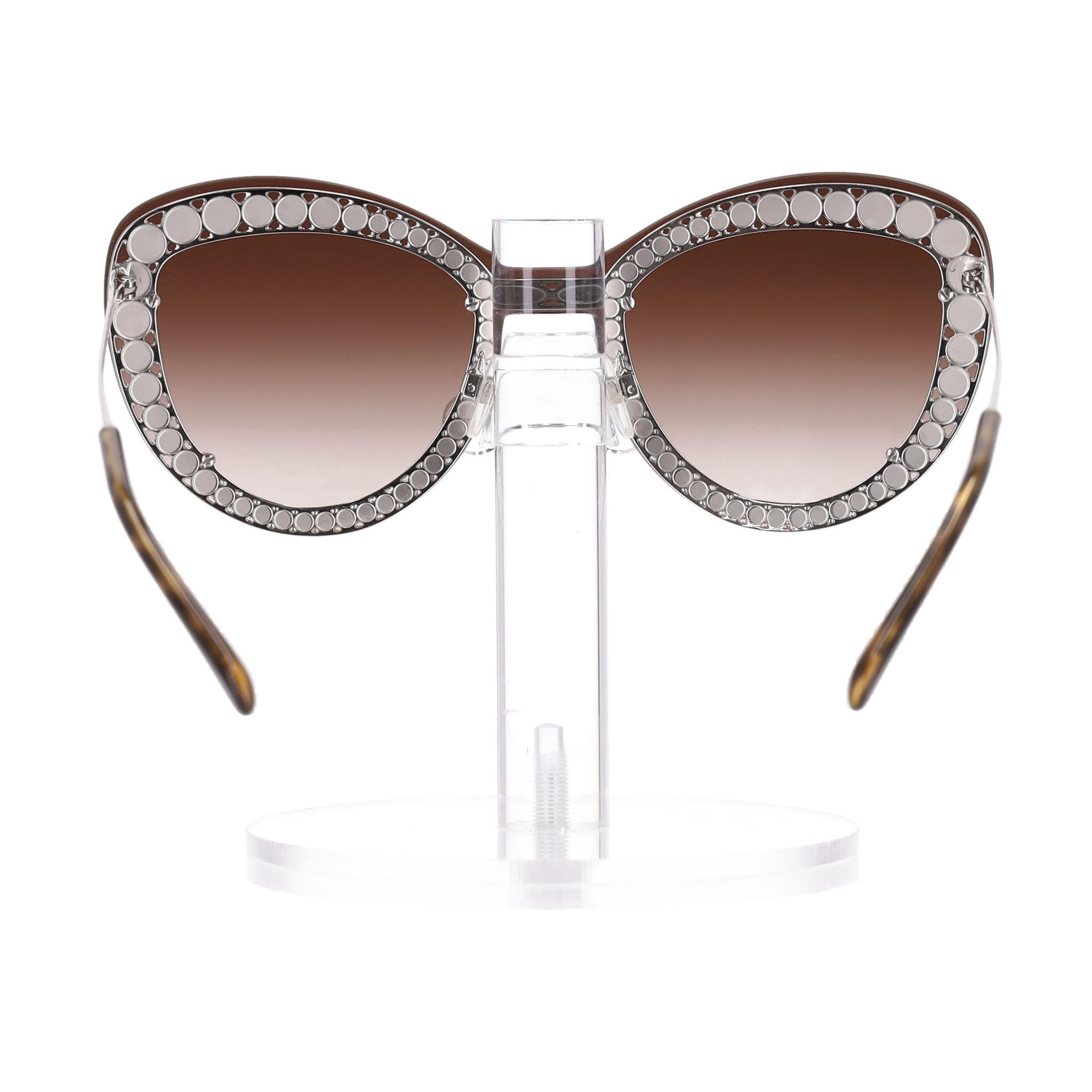 Chanel - Lunettes de soleil papillon ornées de perles Excellent état à London, GB