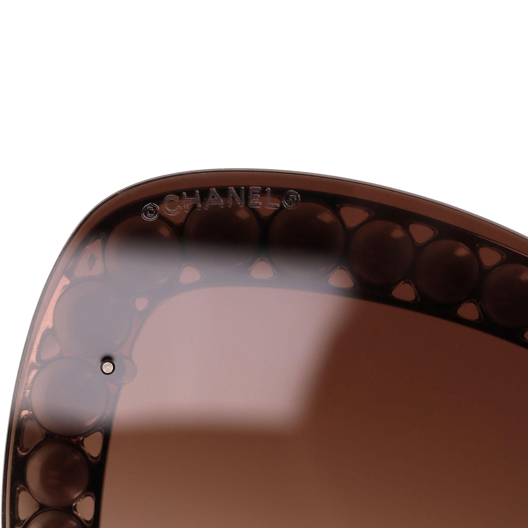 Chanel - Lunettes de soleil papillon ornées de perles 1