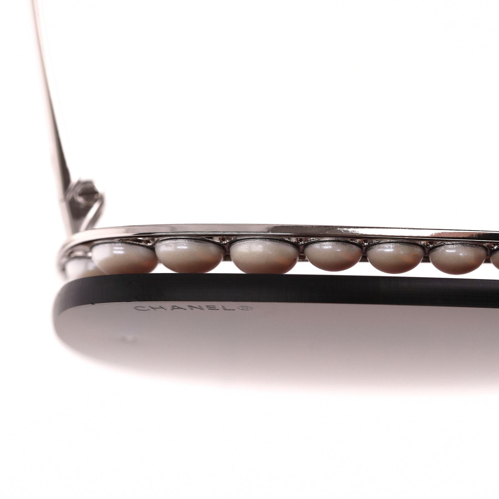 Chanel - Lunettes de soleil papillon ornées de perles 3
