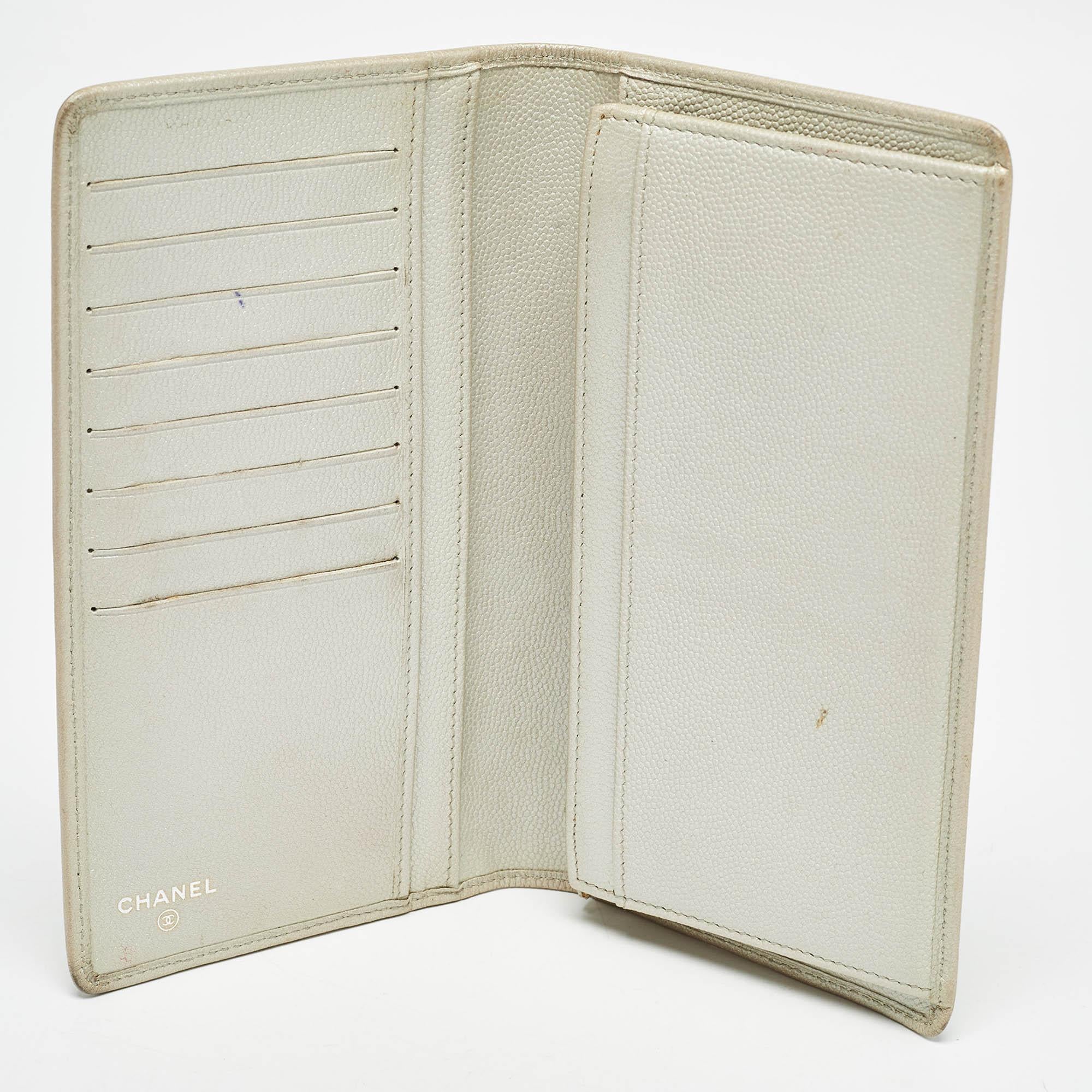 Diese Designer-Brieftasche ist ein perfektes Gleichgewicht aus Raffinesse und rationalem Nutzen. Er wurde unter Verwendung hochwertiger MATERIALIEN entworfen und durch eine elegante Oberfläche aufgewertet. Die Kreation ist mit reichlich Platz für