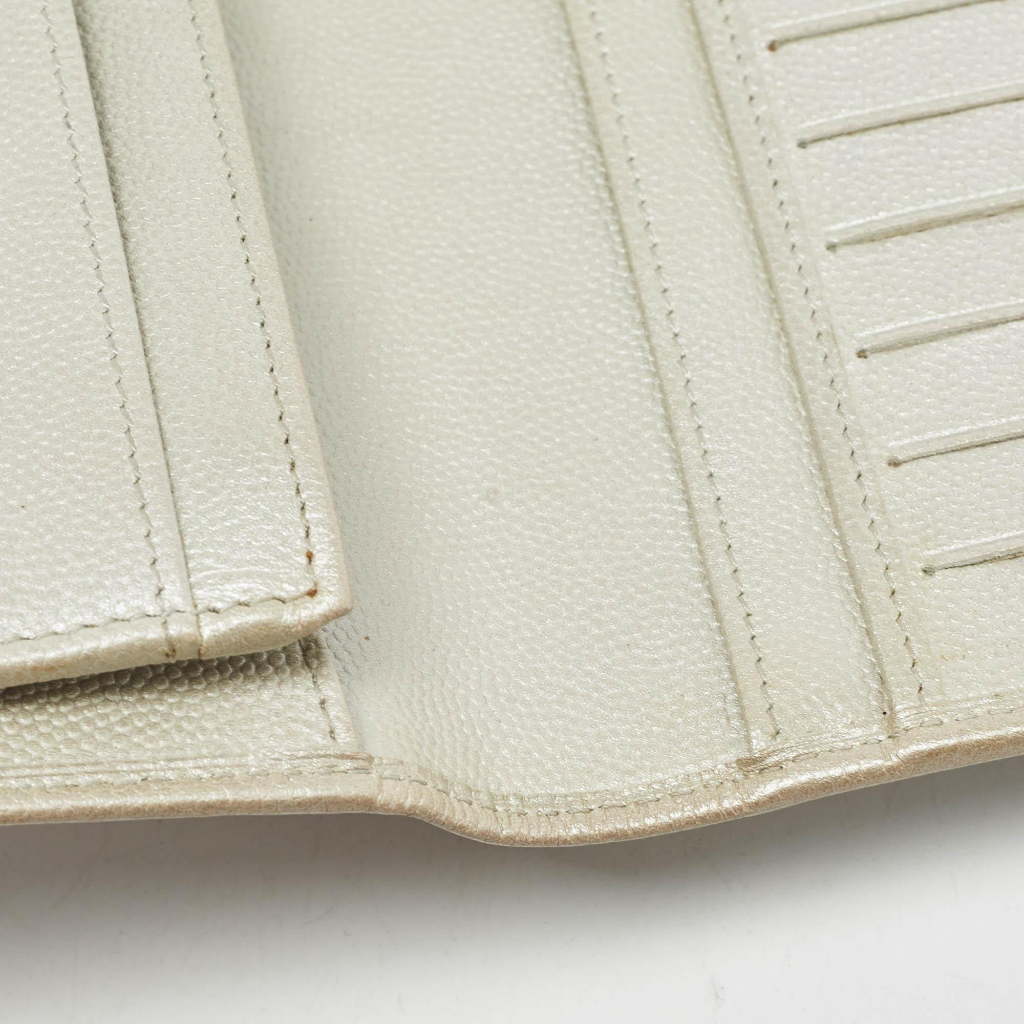 Chanel Perle Weiß Kaviar Leder CC L Yen Kontinentale Brieftasche CC L Yen im Zustand „Relativ gut“ im Angebot in Dubai, Al Qouz 2