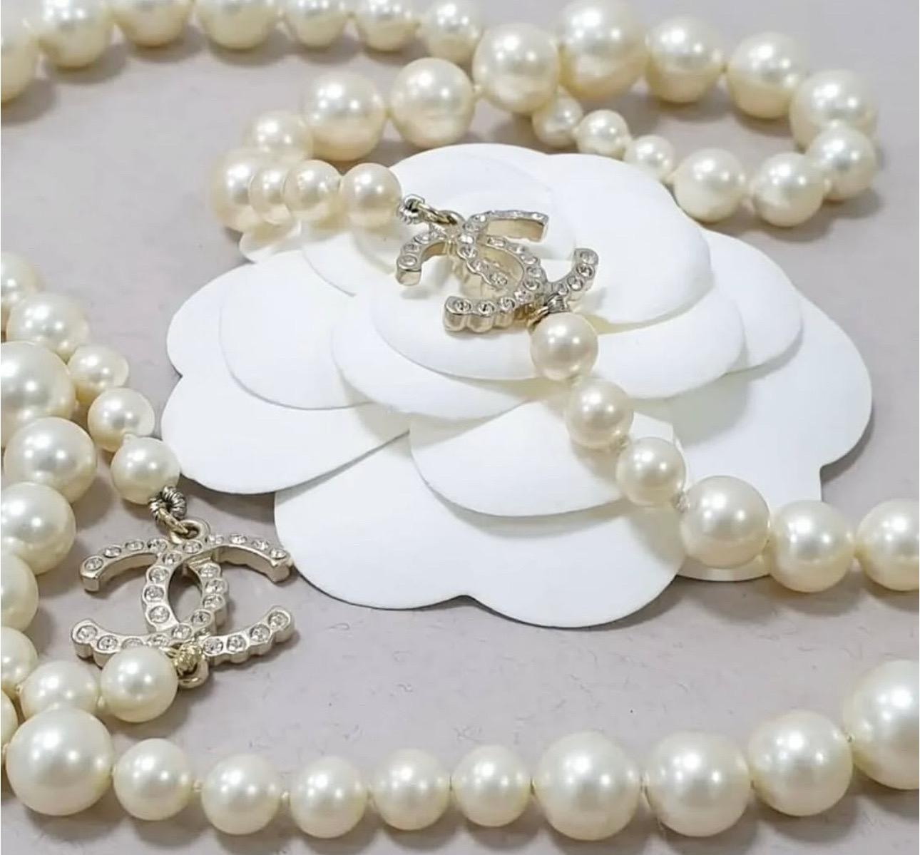 Aggiungi un tocco di eleganza senza tempo alla tua collezione con questa bellissima collana Chanel Pearl White CC! 
La lunghezza totale è di 90 cm, il che lo rende un capo versatile che può essere abbinato in molti modi. 
Si prega di notare che è