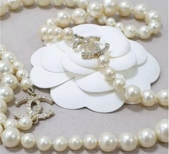Chanel - Collier de perles blanches CC
