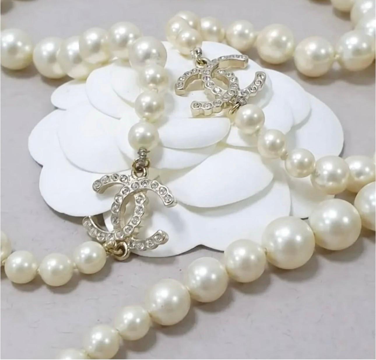 Collana Chanel di perle bianche CC In condizioni ottime in vendita a Krakow, PL