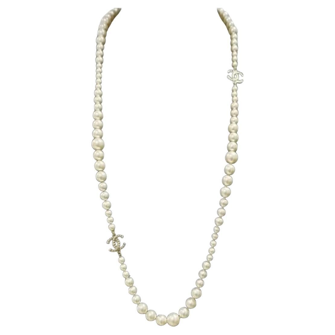 Collana Chanel di perle bianche CC in vendita