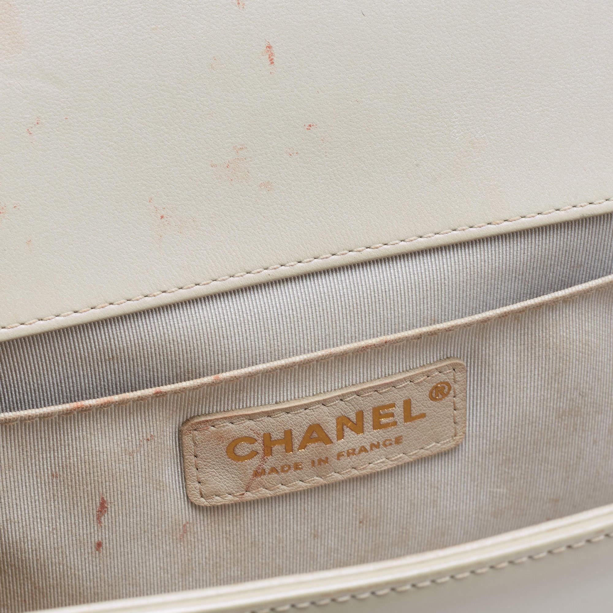 Chanel Sac à rabat Boy moyen en cuir verni matelassé blanc perlé en vente 11