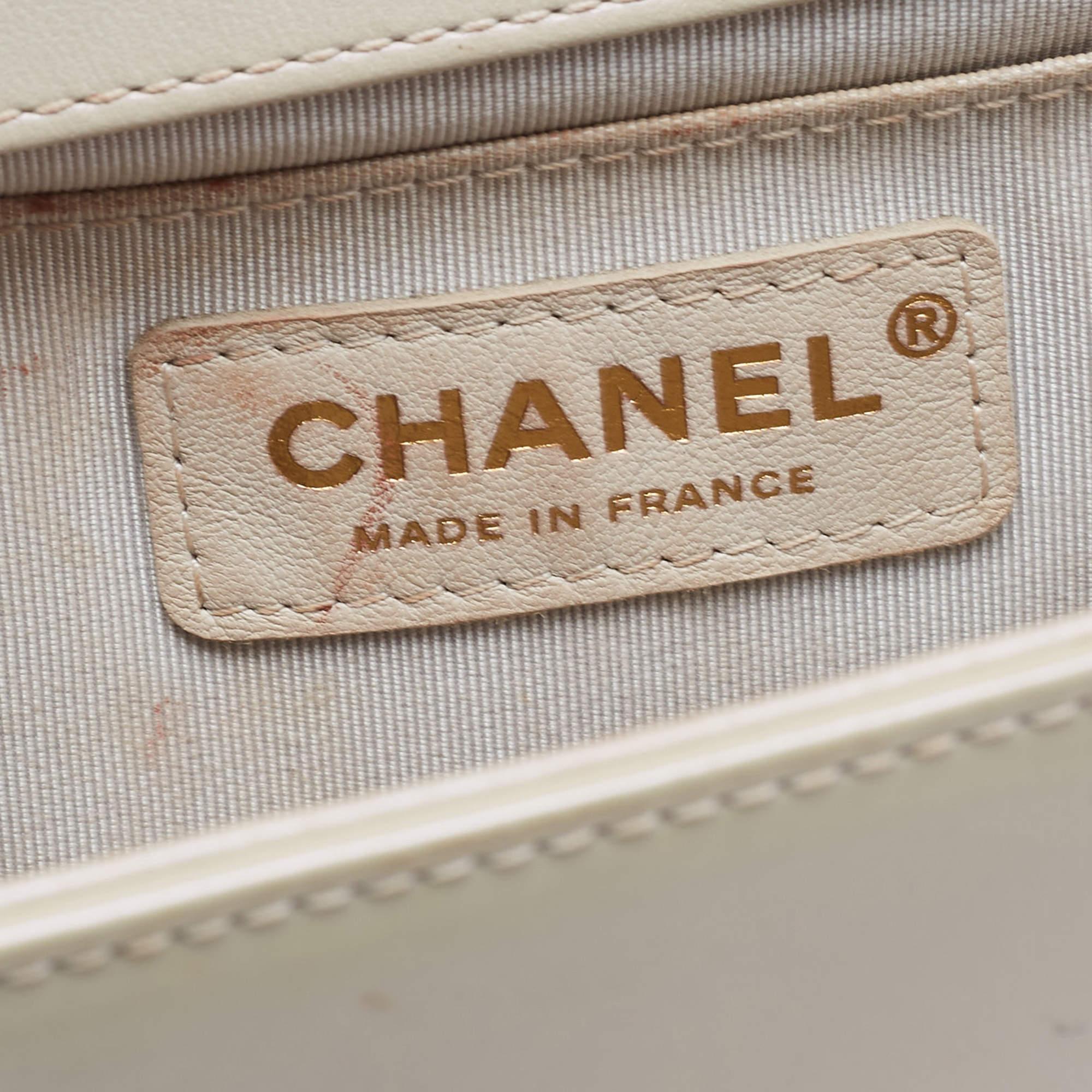 Chanel Sac à rabat Boy moyen en cuir verni matelassé blanc perlé en vente 12