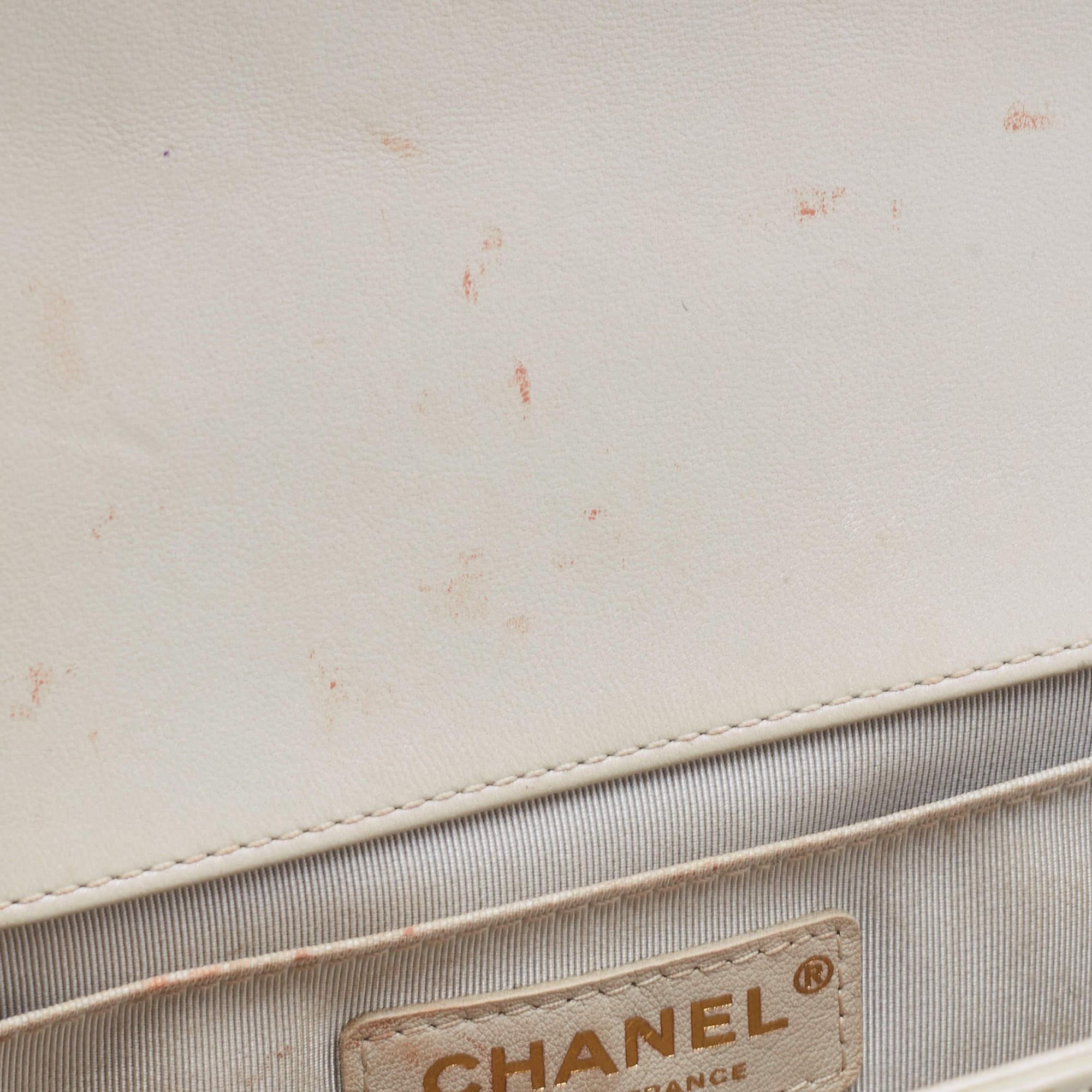 Chanel Sac à rabat Boy moyen en cuir verni matelassé blanc perlé en vente 13