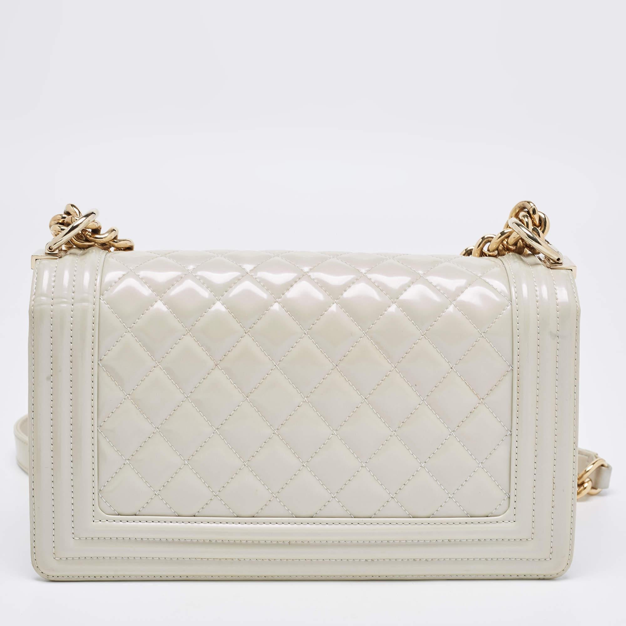 Designer bags are ideal companions for ample occasions! Here we have a fashion-meets-functionality piece crafted with precision. It has been equipped with a well-sized interior that can easily fit all your essentials.

Includes: Authenticity Card