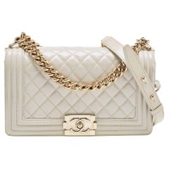 Chanel Sac à rabat Boy moyen en cuir verni matelassé blanc perlé