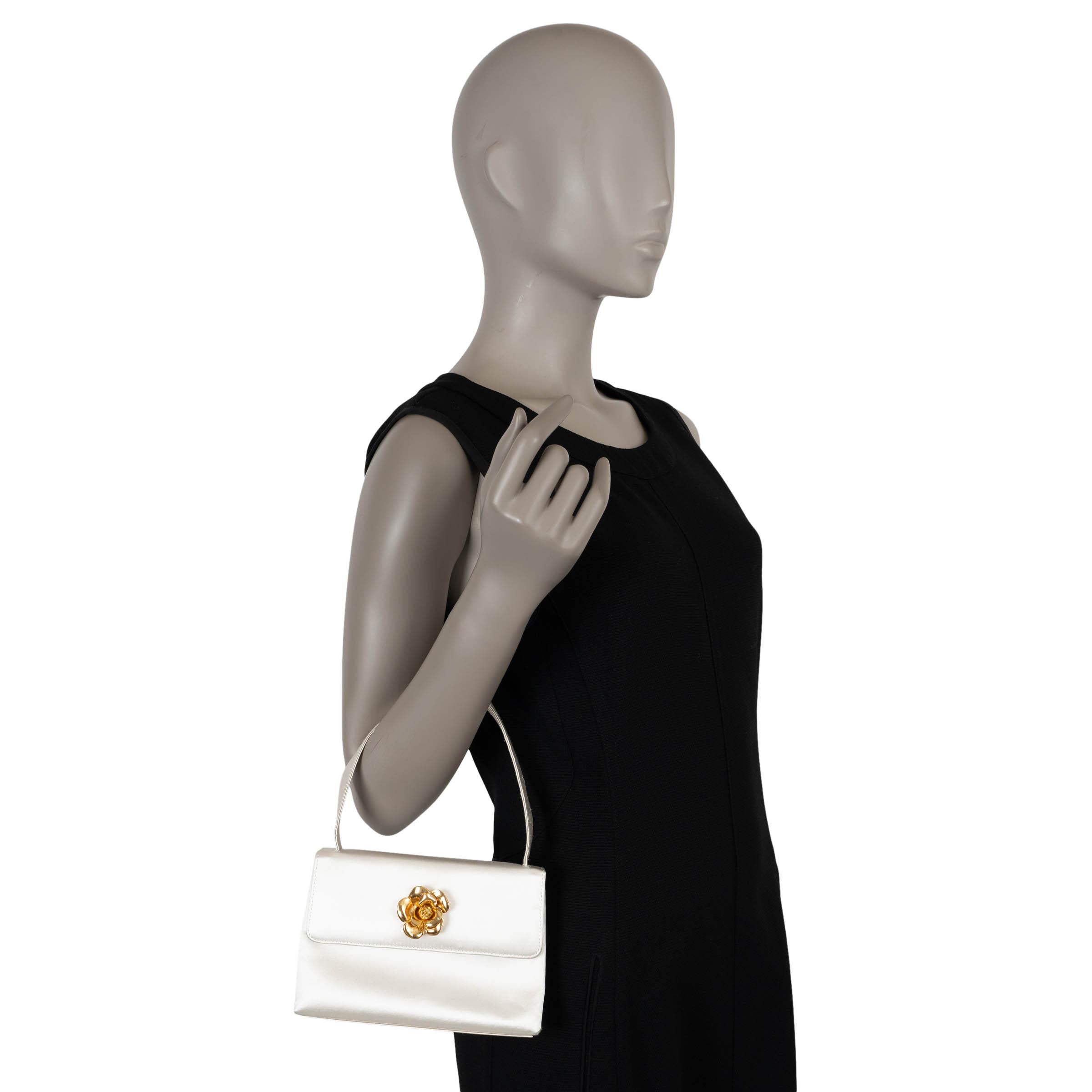 CHANEL blanco perla satén 19997-1999 CAMELLIA Bolso de noche en venta 6