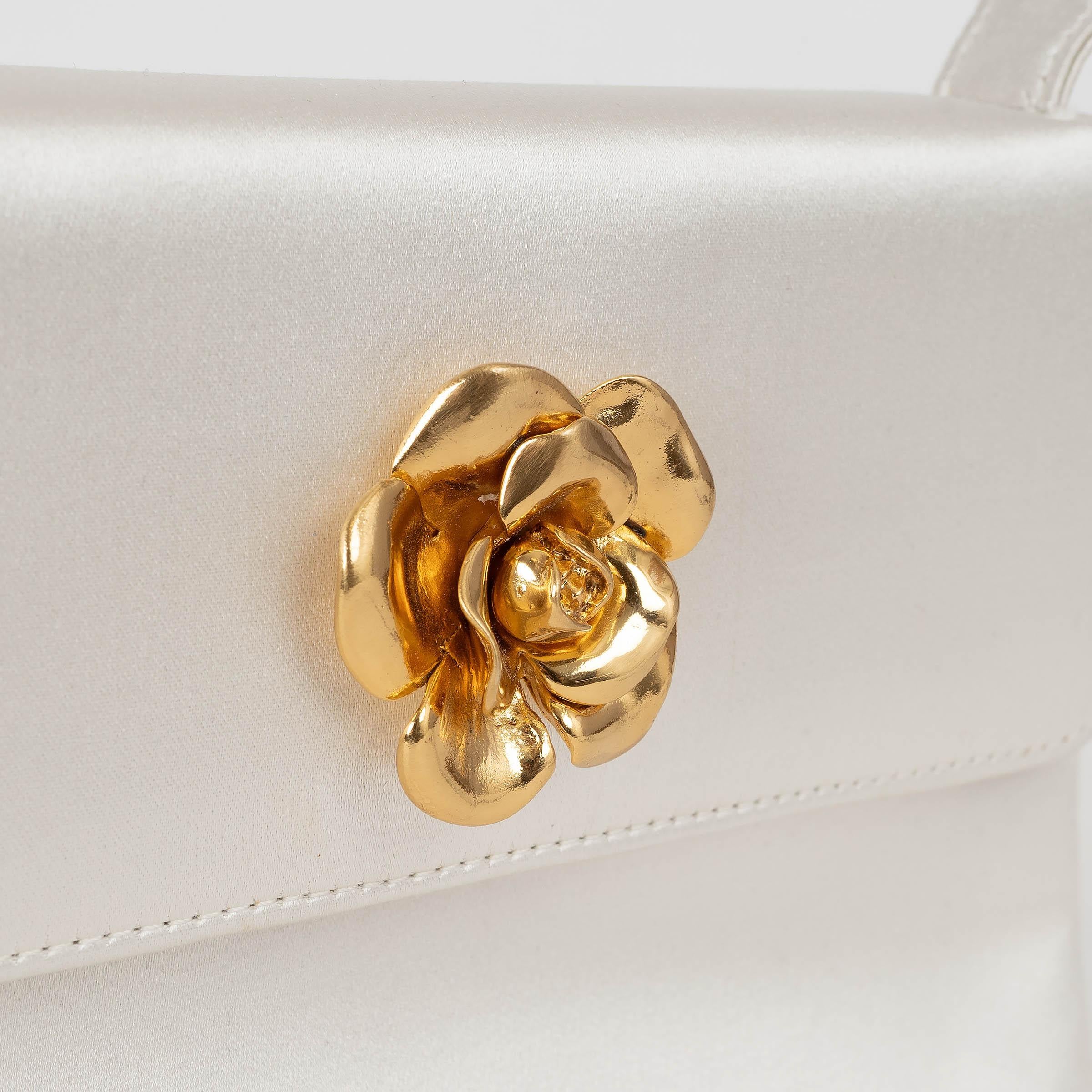 CHANEL blanco perla satén 19997-1999 CAMELLIA Bolso de noche en venta 1