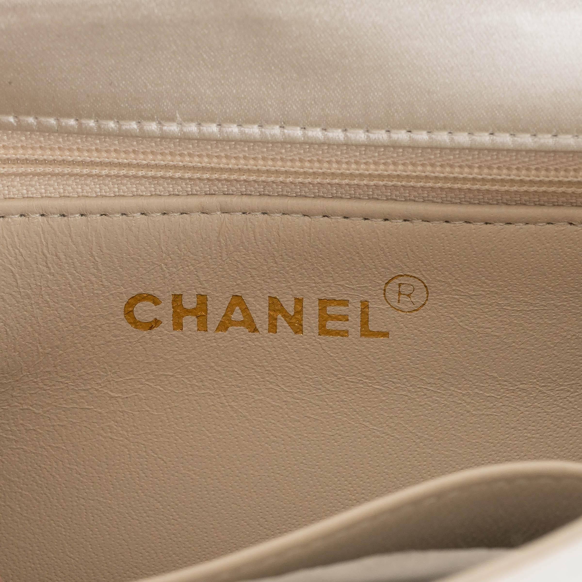 CHANEL blanco perla satén 19997-1999 CAMELLIA Bolso de noche en venta 3