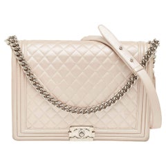 Chanel - Grand sac à rabat Boy en cuir matelassé blanc chatoyant perlé