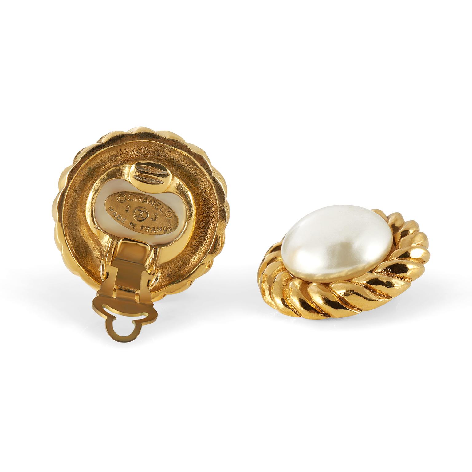 These authentic Chanel Pearl with Rope Surround Earrings are in very good vintage condition from the mid 19080’s.  Large round faux pearl is surrounded by gold rope motif.   Clip on closure. Made in France.
