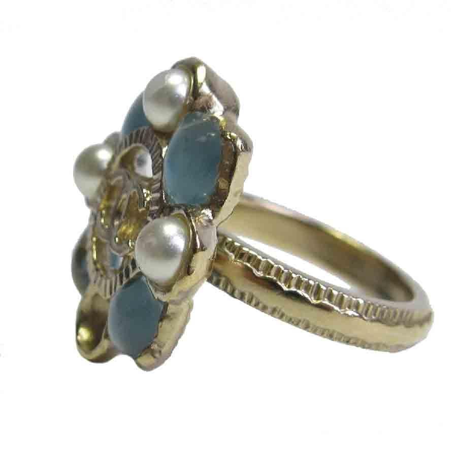 Chanel ring, size 52, in gilded metal, pearls and blue resin. 
Jewel in good condition, it lacks a pearly pearl. 
A golden CC is in the center of the ring.
Spring-summer 2016 collection
Made In France
Dimensions: inside diameter: 1.7 cm
Delivered in